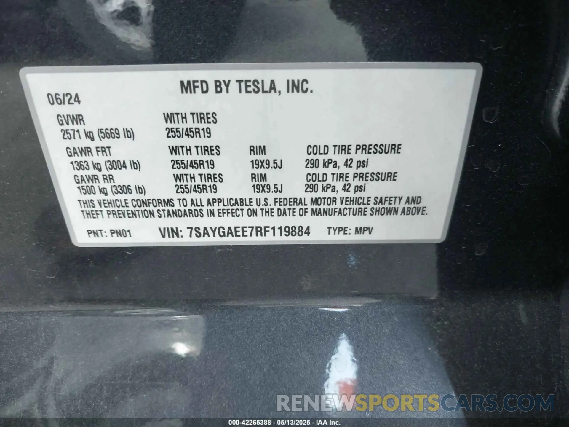 9 Photograph of a damaged car 7SAYGAEE7RF119884 TESLA MODEL Y 2024