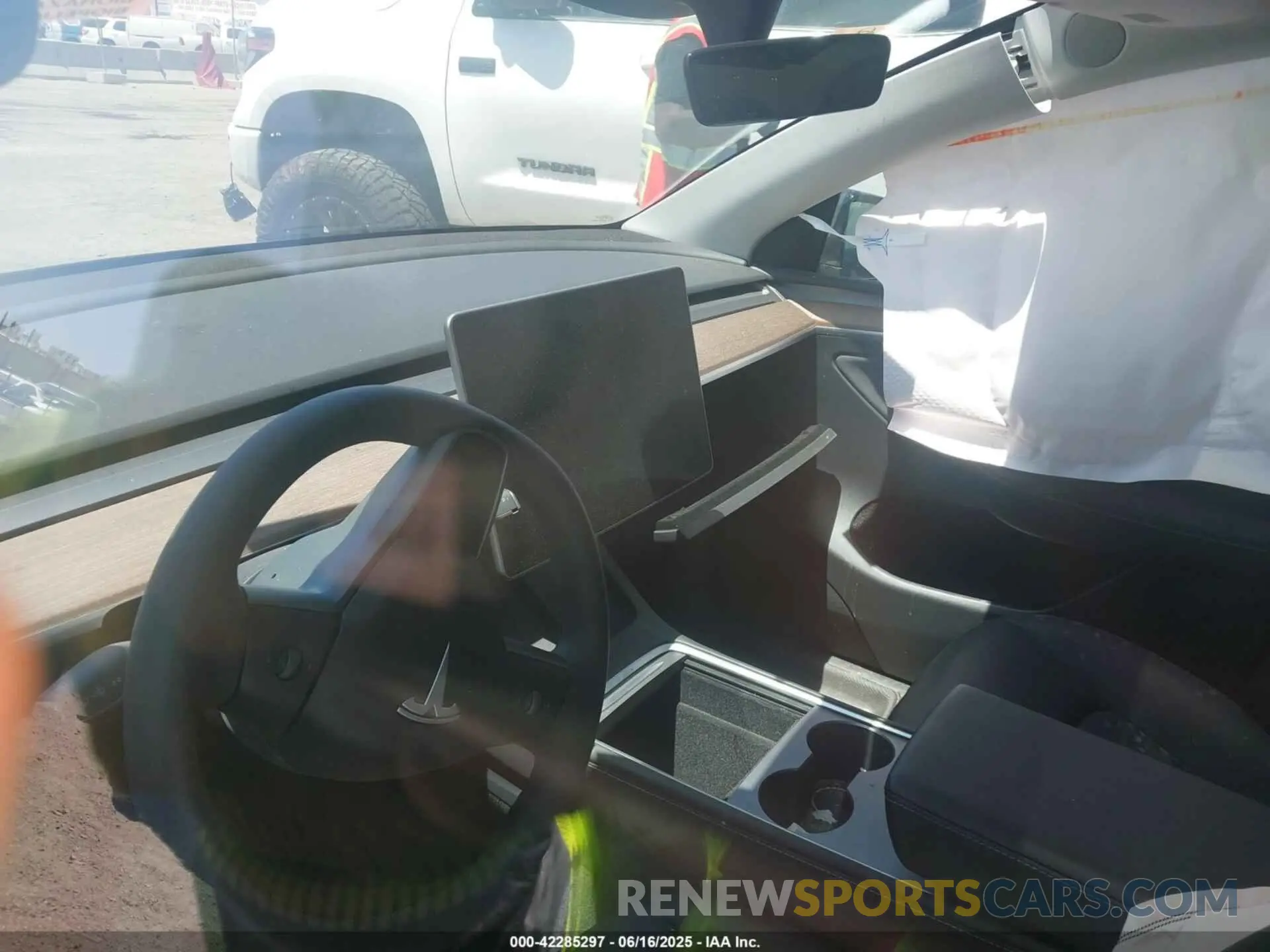 7 Photograph of a damaged car 7SAYGAEE7RF122946 TESLA MODEL Y 2024