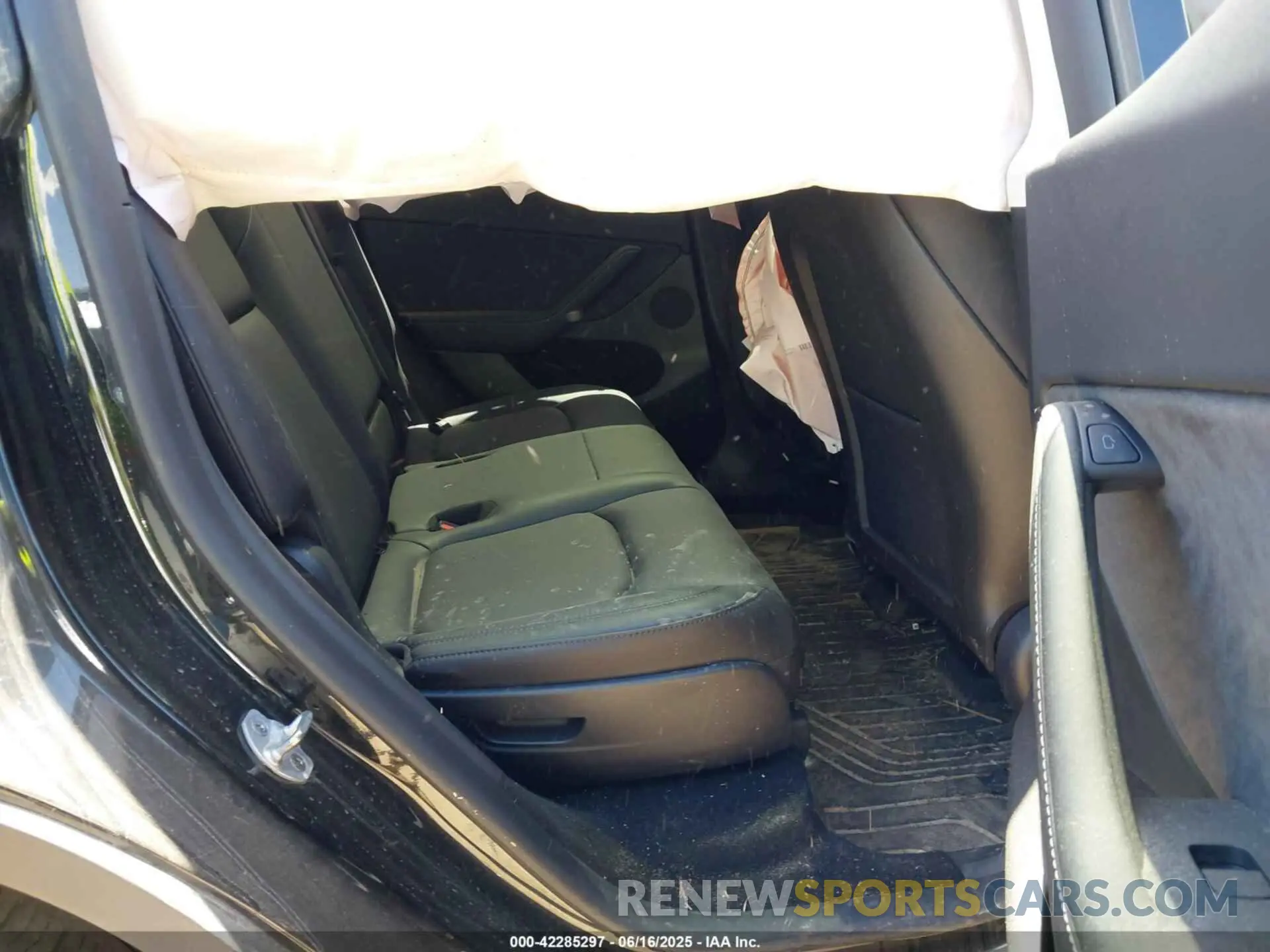 8 Photograph of a damaged car 7SAYGAEE7RF122946 TESLA MODEL Y 2024