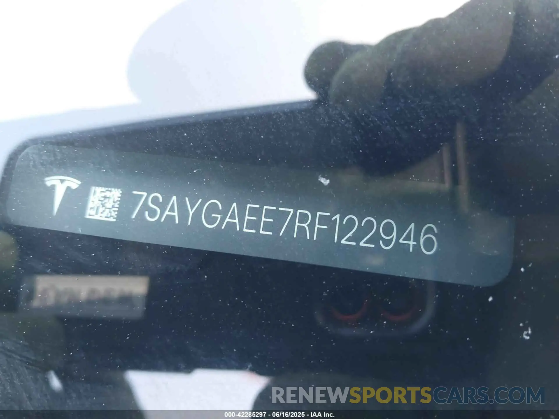 9 Photograph of a damaged car 7SAYGAEE7RF122946 TESLA MODEL Y 2024