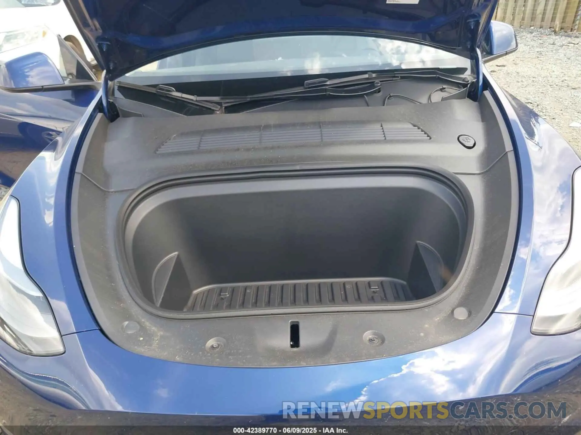 10 Photograph of a damaged car 7SAYGAEE7RF156787 TESLA MODEL Y 2024