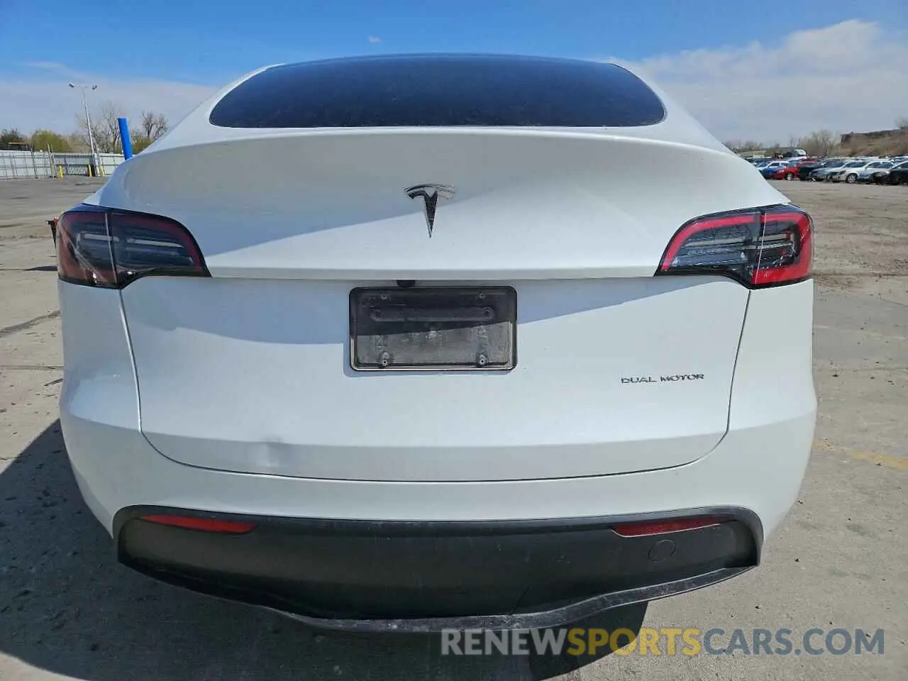 6 Photograph of a damaged car 7SAYGAEE7RF205700 TESLA MODEL Y 2024