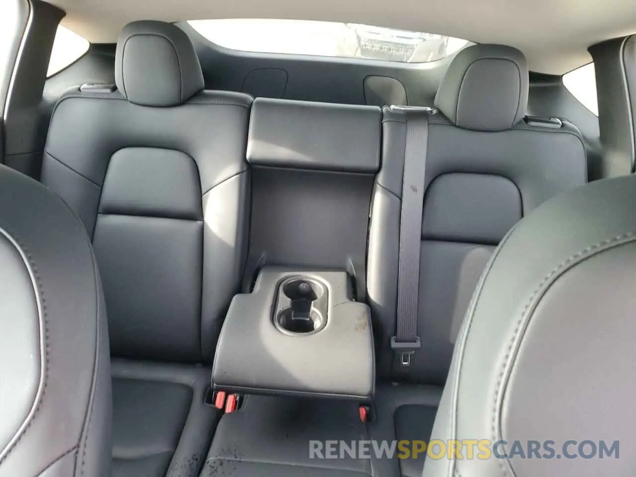 10 Photograph of a damaged car 7SAYGAEE8RF081789 TESLA MODEL Y 2024