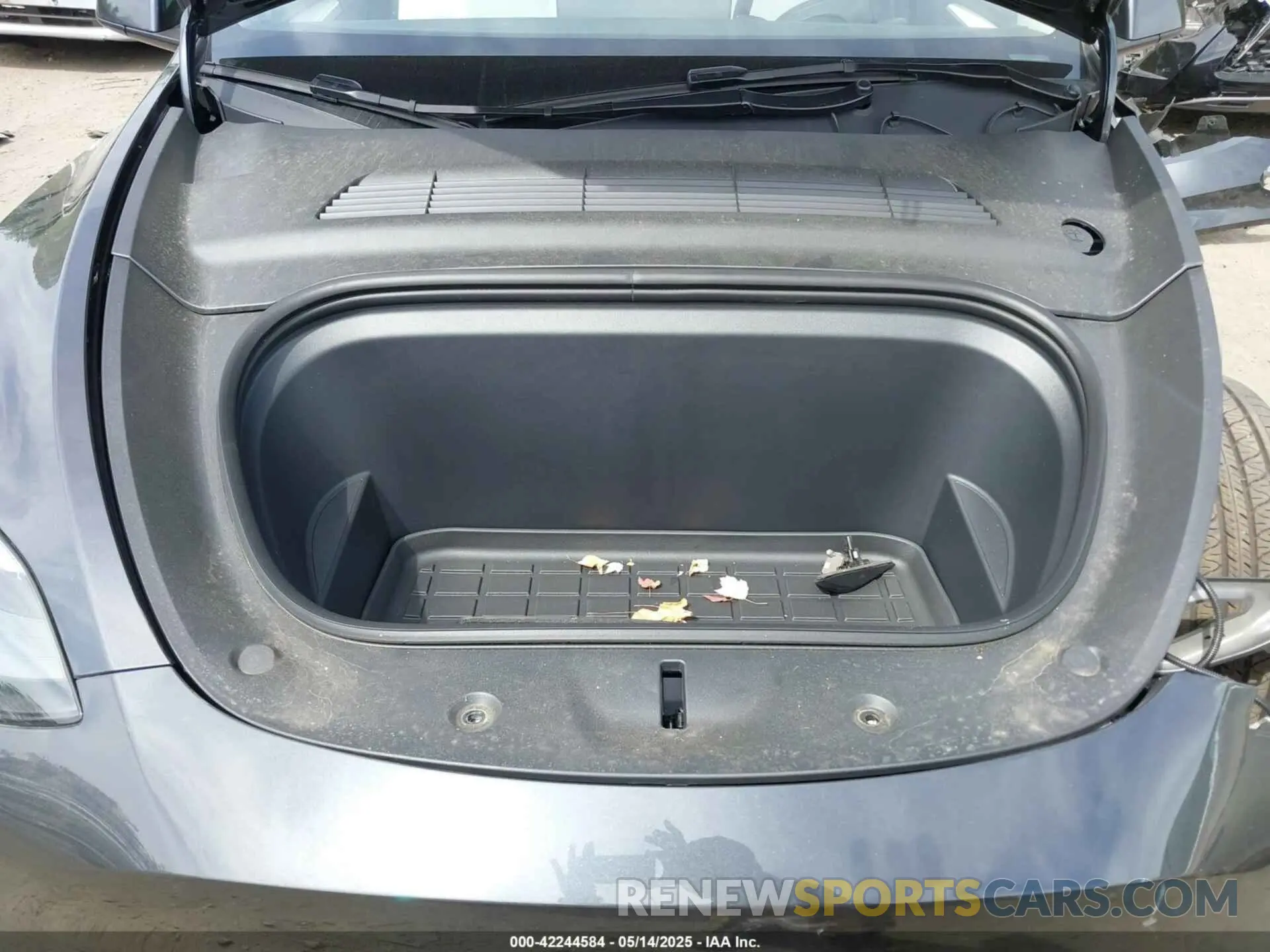 10 Photograph of a damaged car 7SAYGAEE8RF198904 TESLA MODEL Y 2024