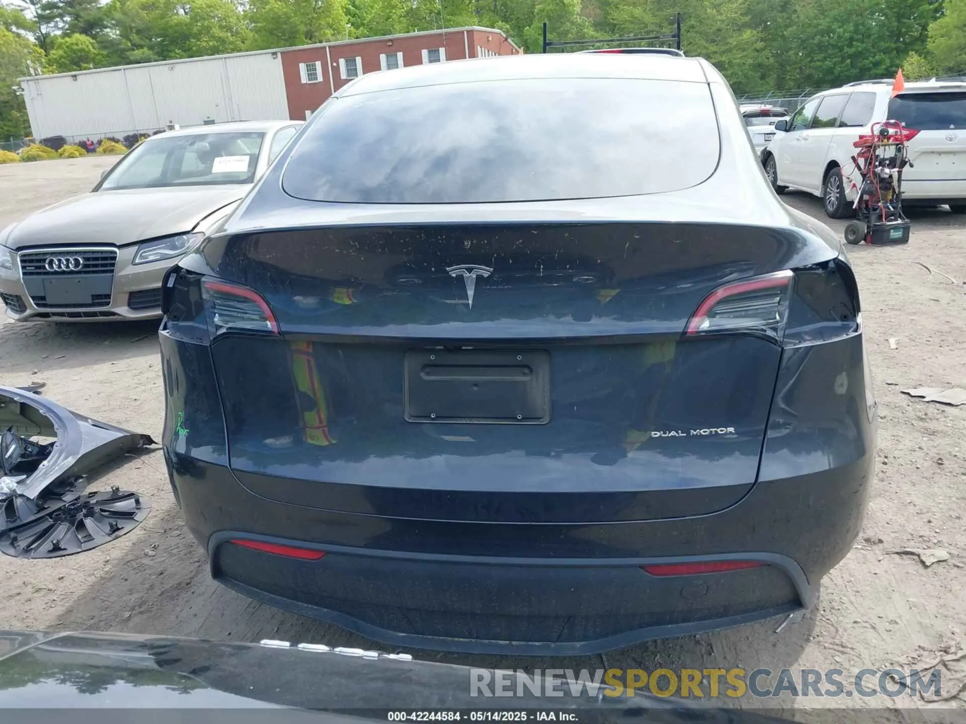 17 Photograph of a damaged car 7SAYGAEE8RF198904 TESLA MODEL Y 2024