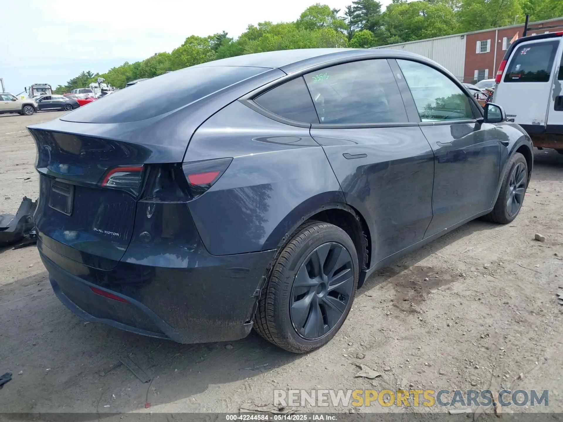 4 Photograph of a damaged car 7SAYGAEE8RF198904 TESLA MODEL Y 2024