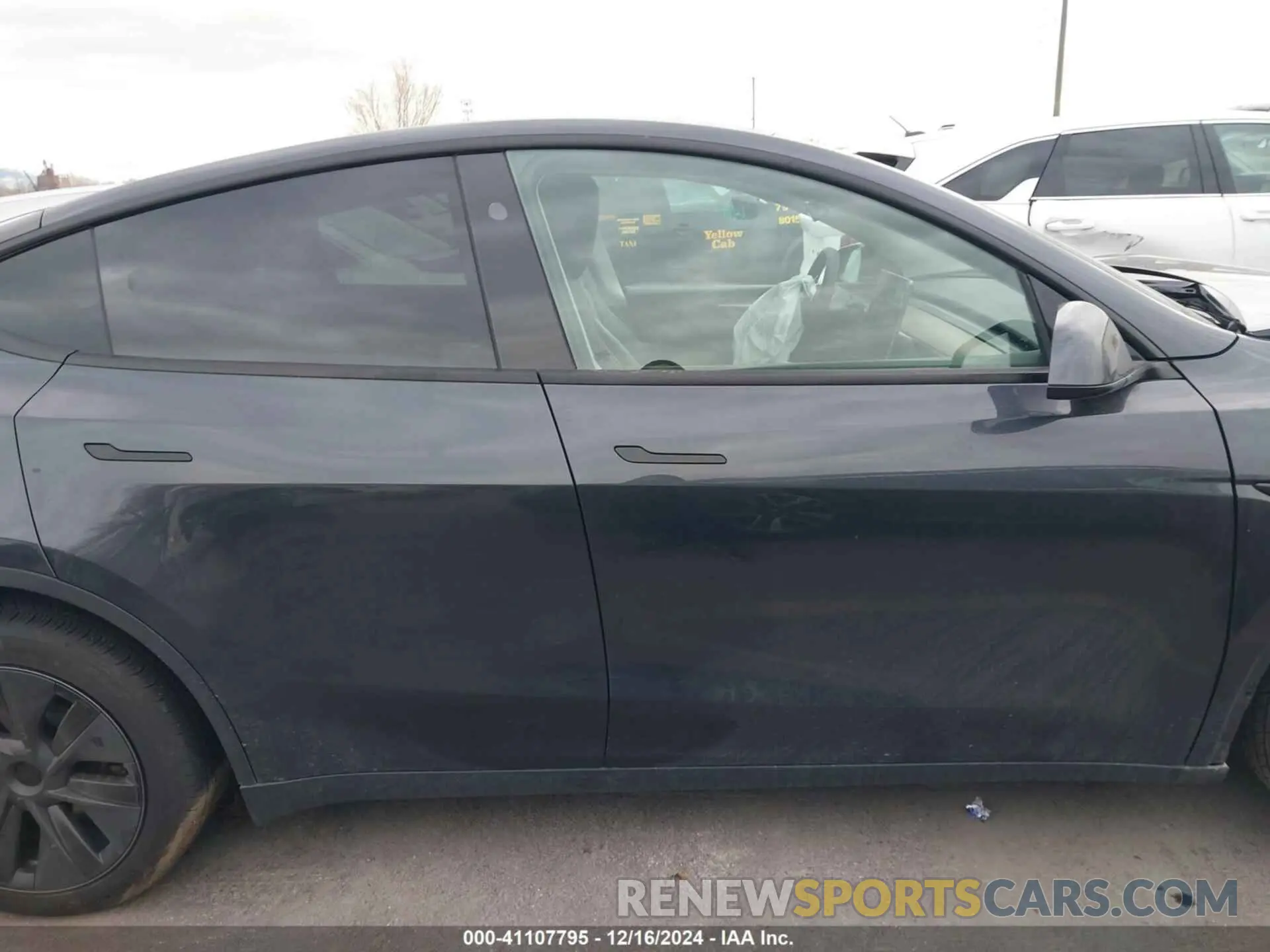 14 Photograph of a damaged car 7SAYGAEE8RF210386 TESLA MODEL Y 2024