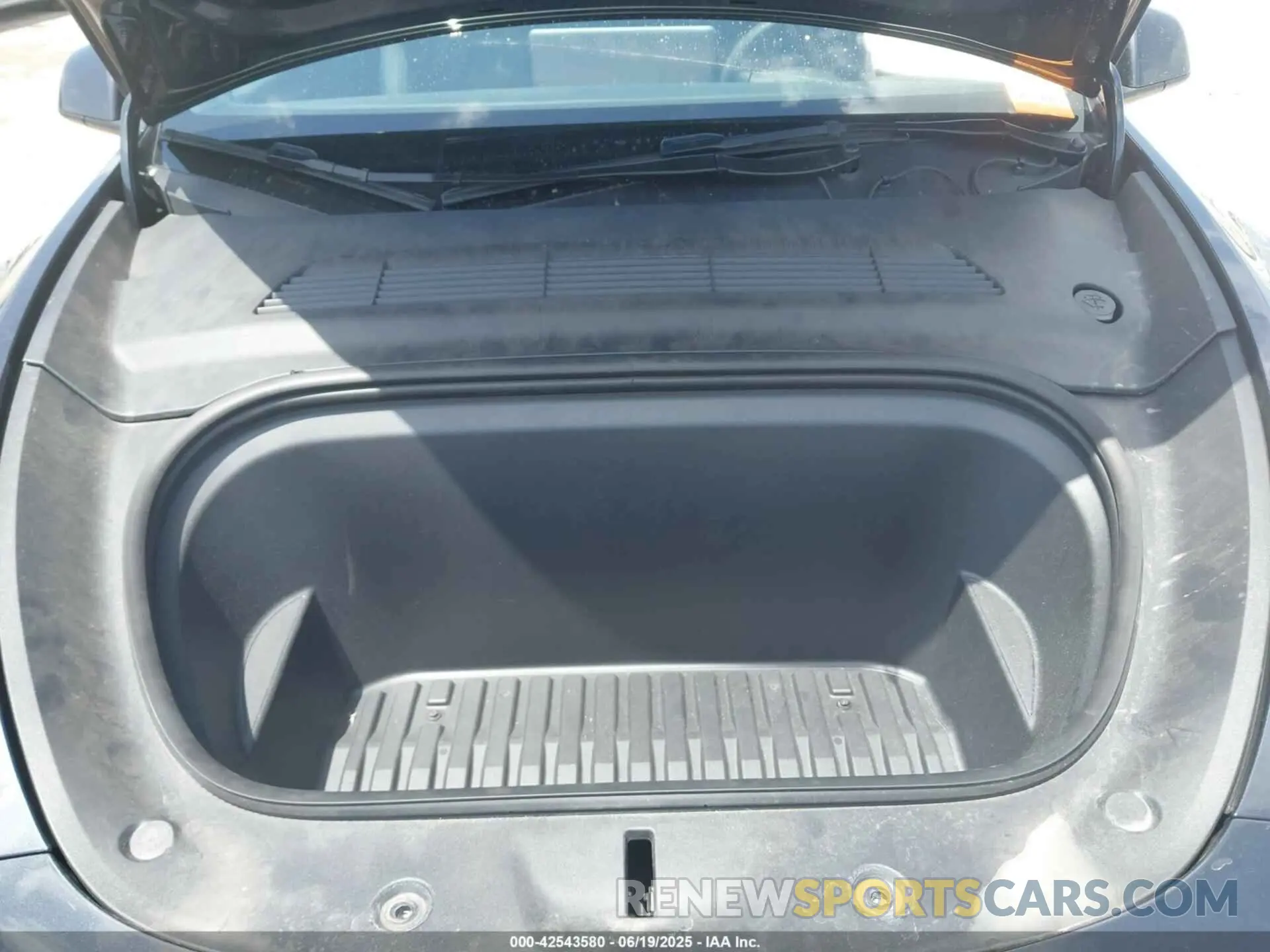 10 Photograph of a damaged car 7SAYGAEEXRF066758 TESLA MODEL Y 2024