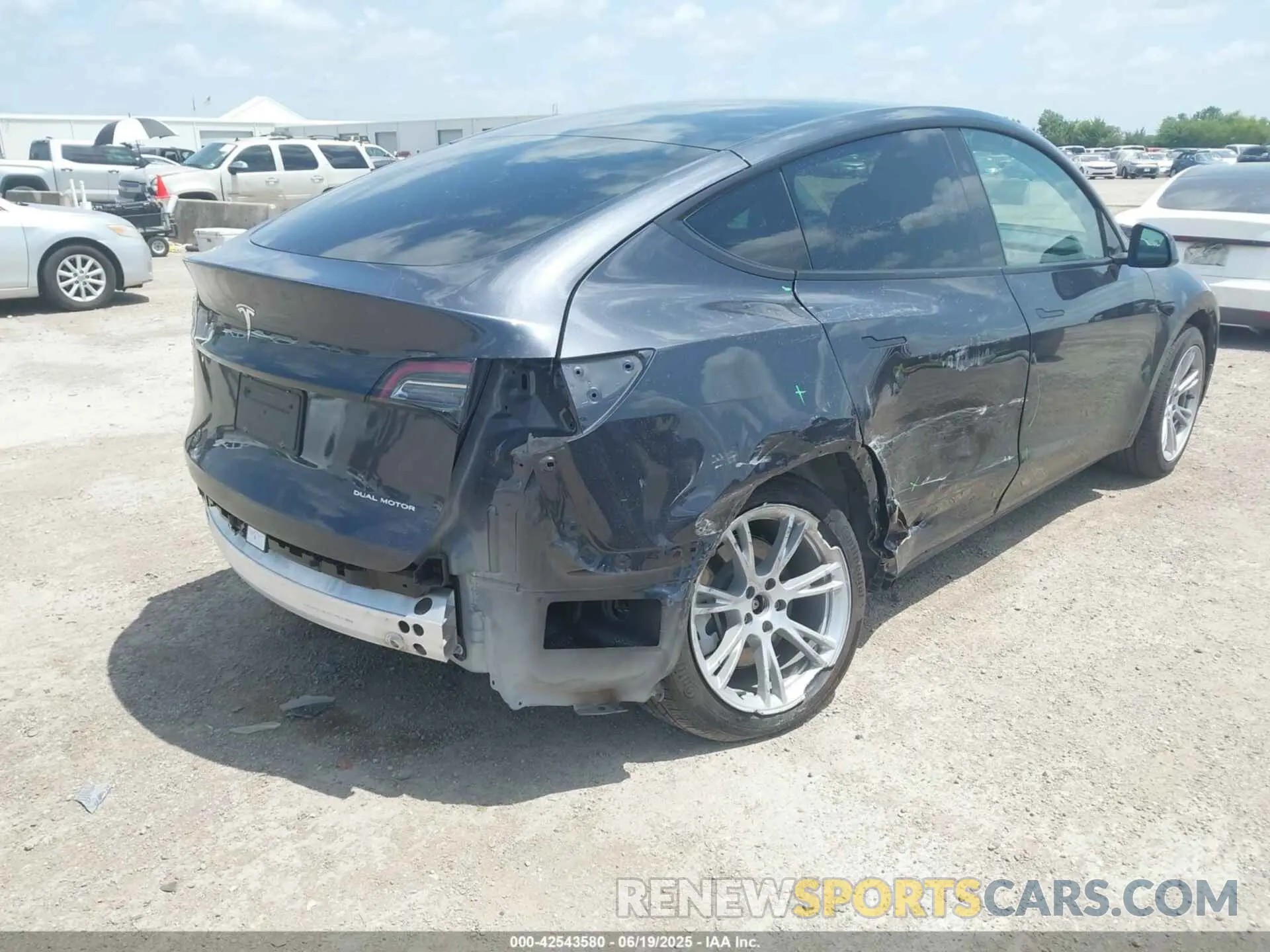 4 Photograph of a damaged car 7SAYGAEEXRF066758 TESLA MODEL Y 2024