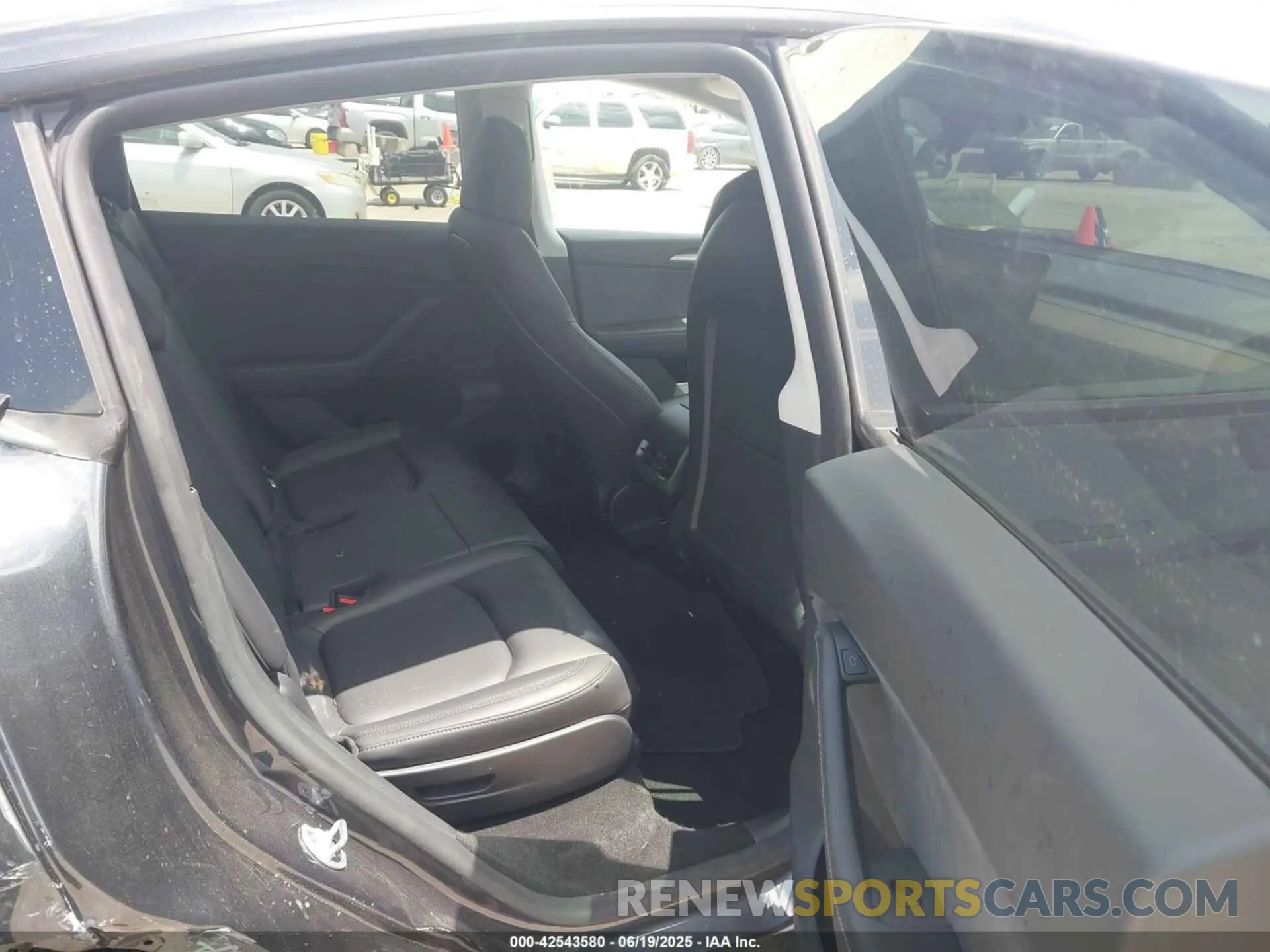 8 Photograph of a damaged car 7SAYGAEEXRF066758 TESLA MODEL Y 2024