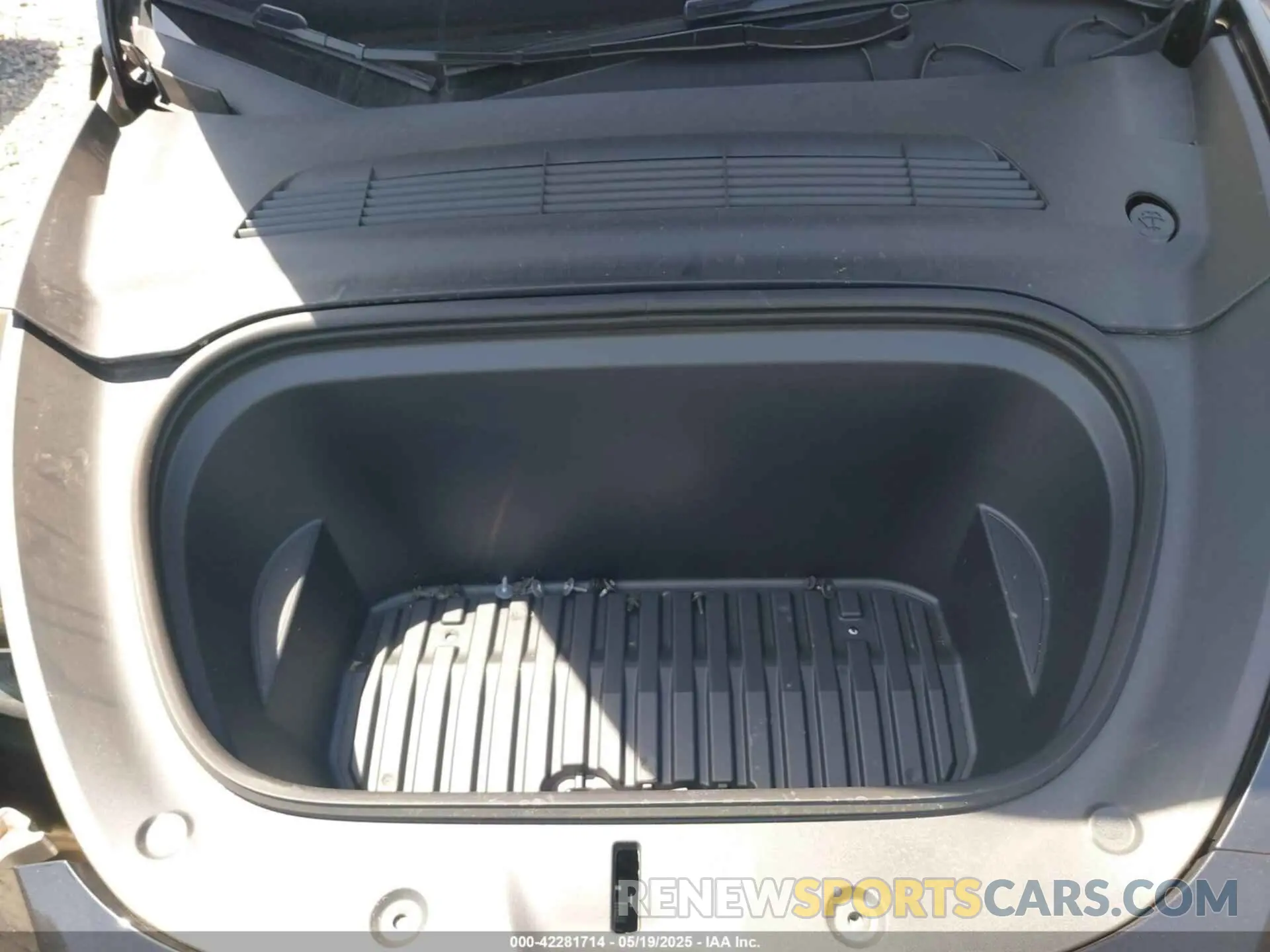 10 Photograph of a damaged car 7SAYGAEEXRF092728 TESLA MODEL Y 2024