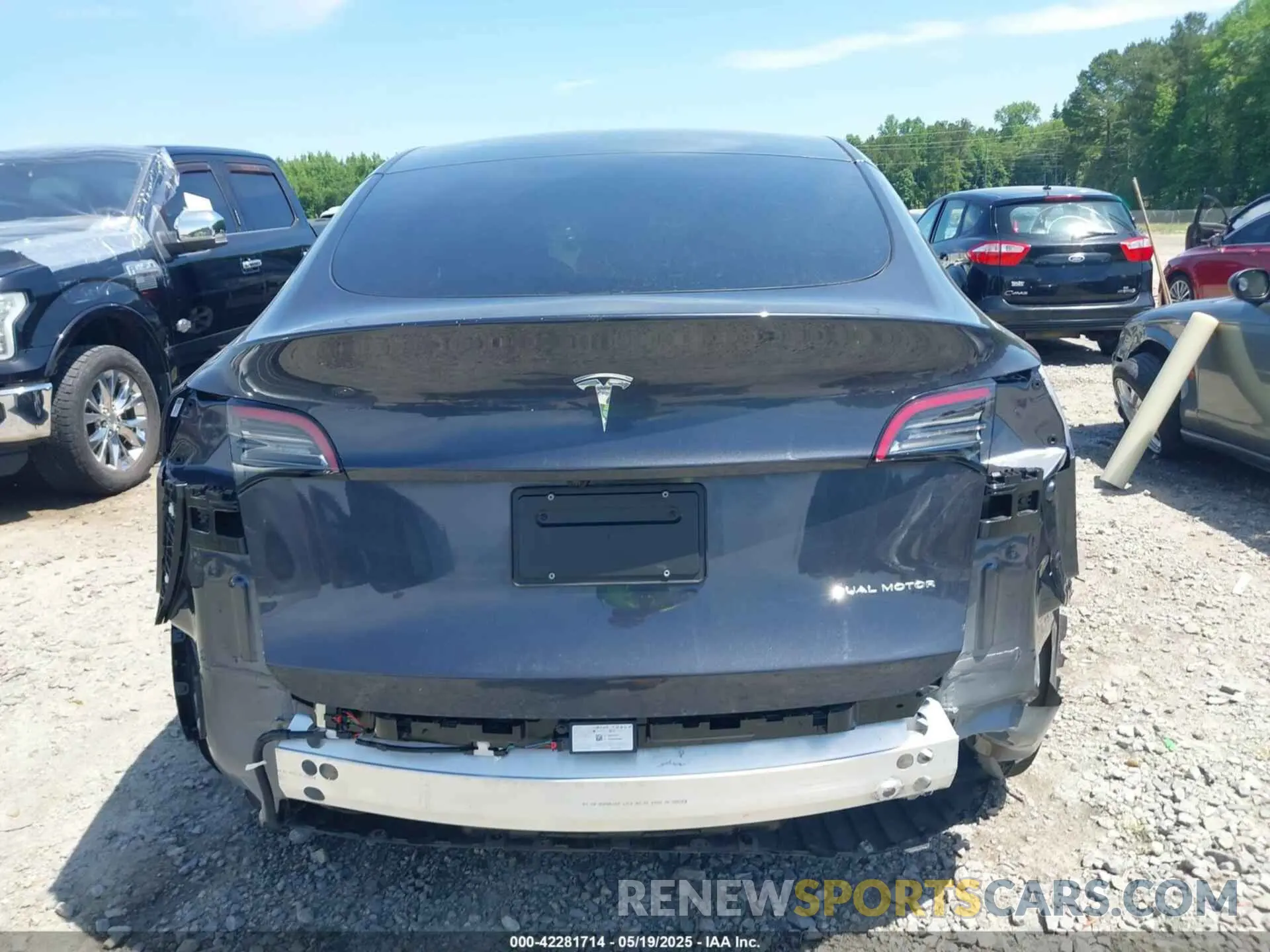 17 Photograph of a damaged car 7SAYGAEEXRF092728 TESLA MODEL Y 2024
