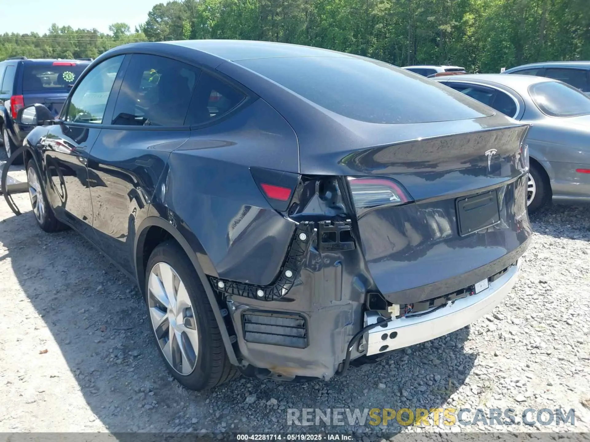3 Photograph of a damaged car 7SAYGAEEXRF092728 TESLA MODEL Y 2024