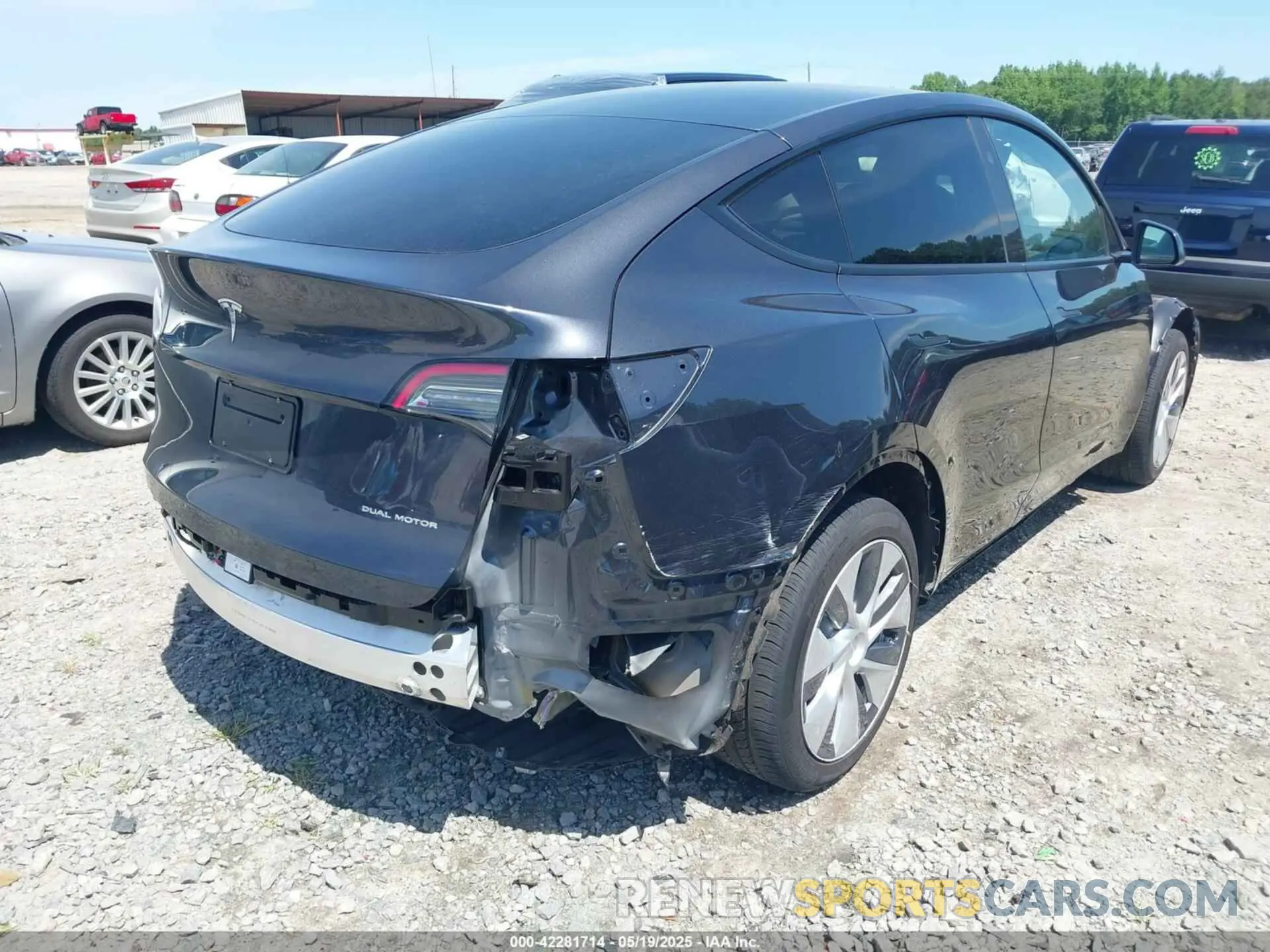 4 Photograph of a damaged car 7SAYGAEEXRF092728 TESLA MODEL Y 2024