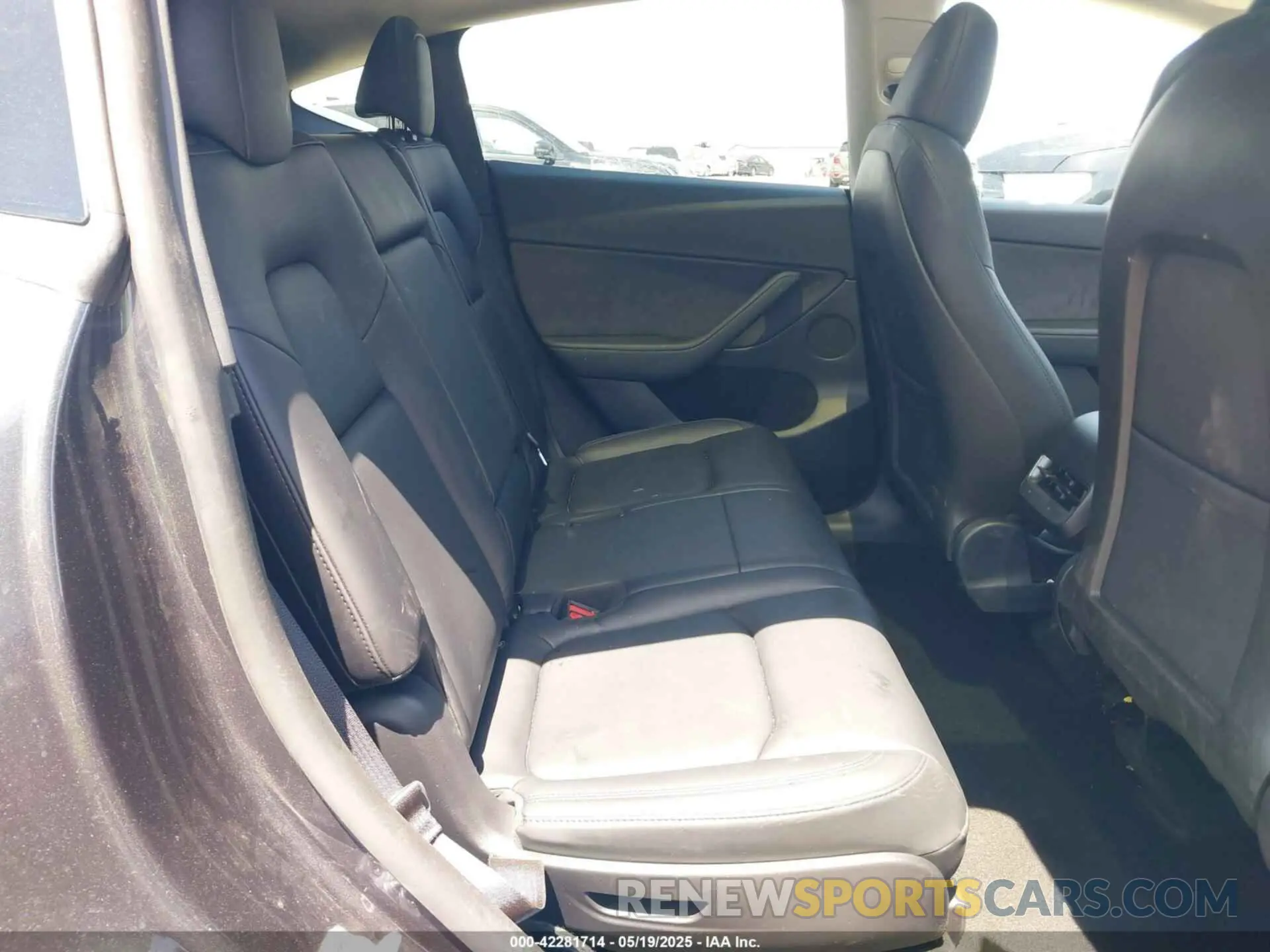 8 Photograph of a damaged car 7SAYGAEEXRF092728 TESLA MODEL Y 2024