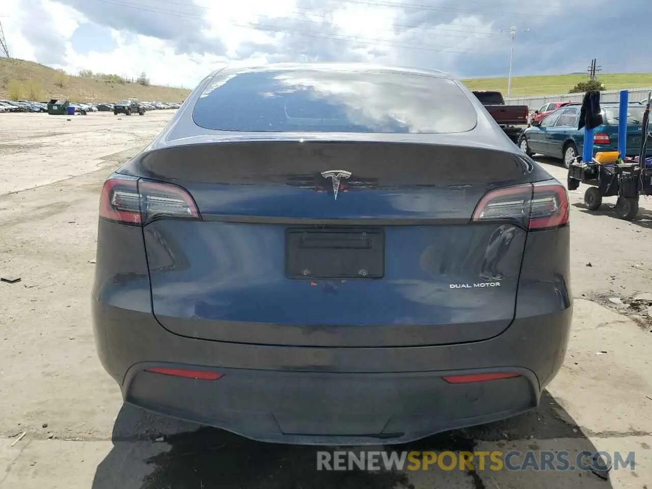 6 Photograph of a damaged car 7SAYGAEEXRF115893 TESLA MODEL Y 2024