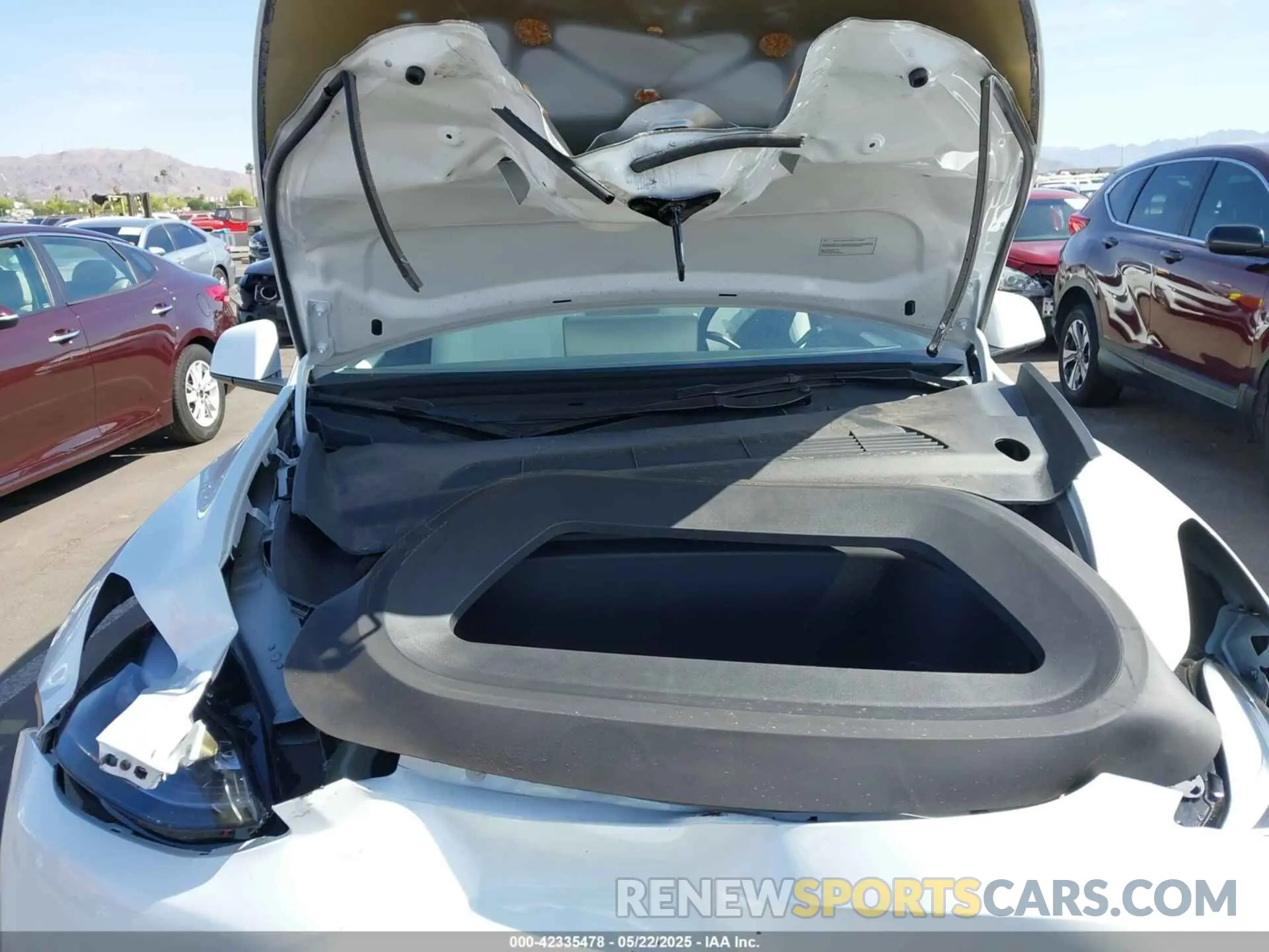 10 Photograph of a damaged car 7SAYGAEEXRF165581 TESLA MODEL Y 2024