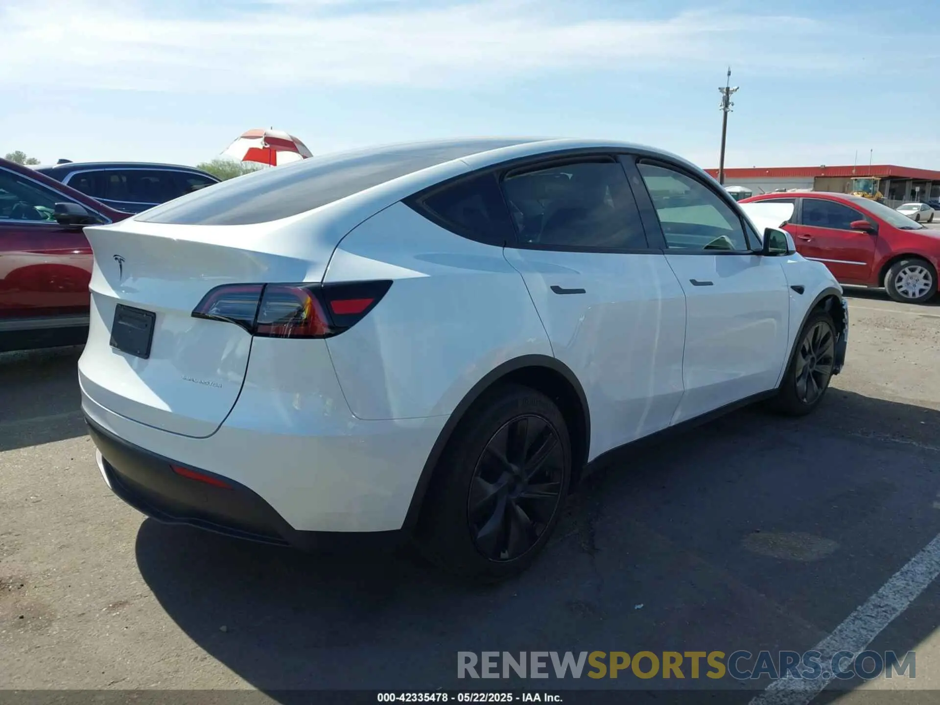 4 Photograph of a damaged car 7SAYGAEEXRF165581 TESLA MODEL Y 2024