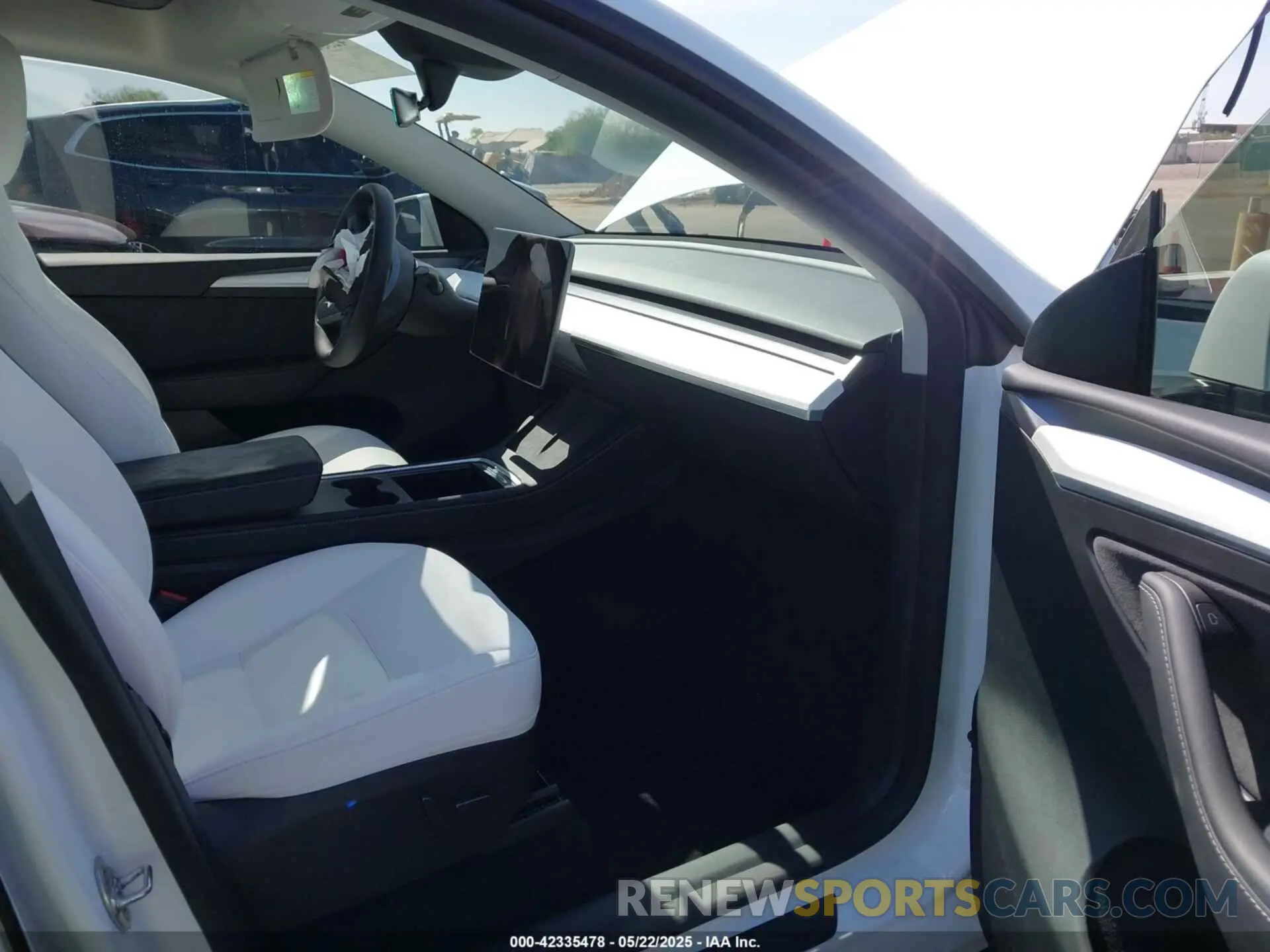 5 Photograph of a damaged car 7SAYGAEEXRF165581 TESLA MODEL Y 2024