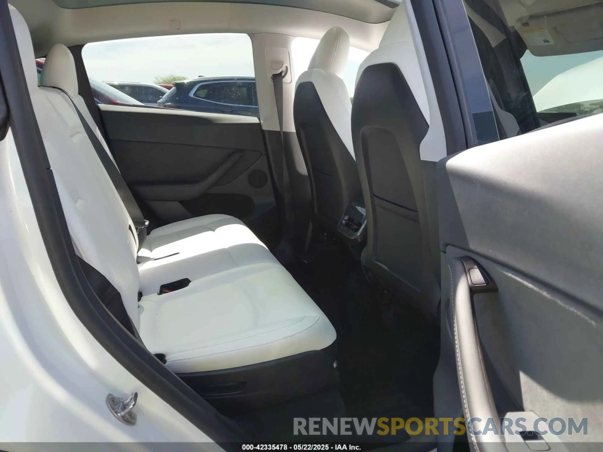 8 Photograph of a damaged car 7SAYGAEEXRF165581 TESLA MODEL Y 2024