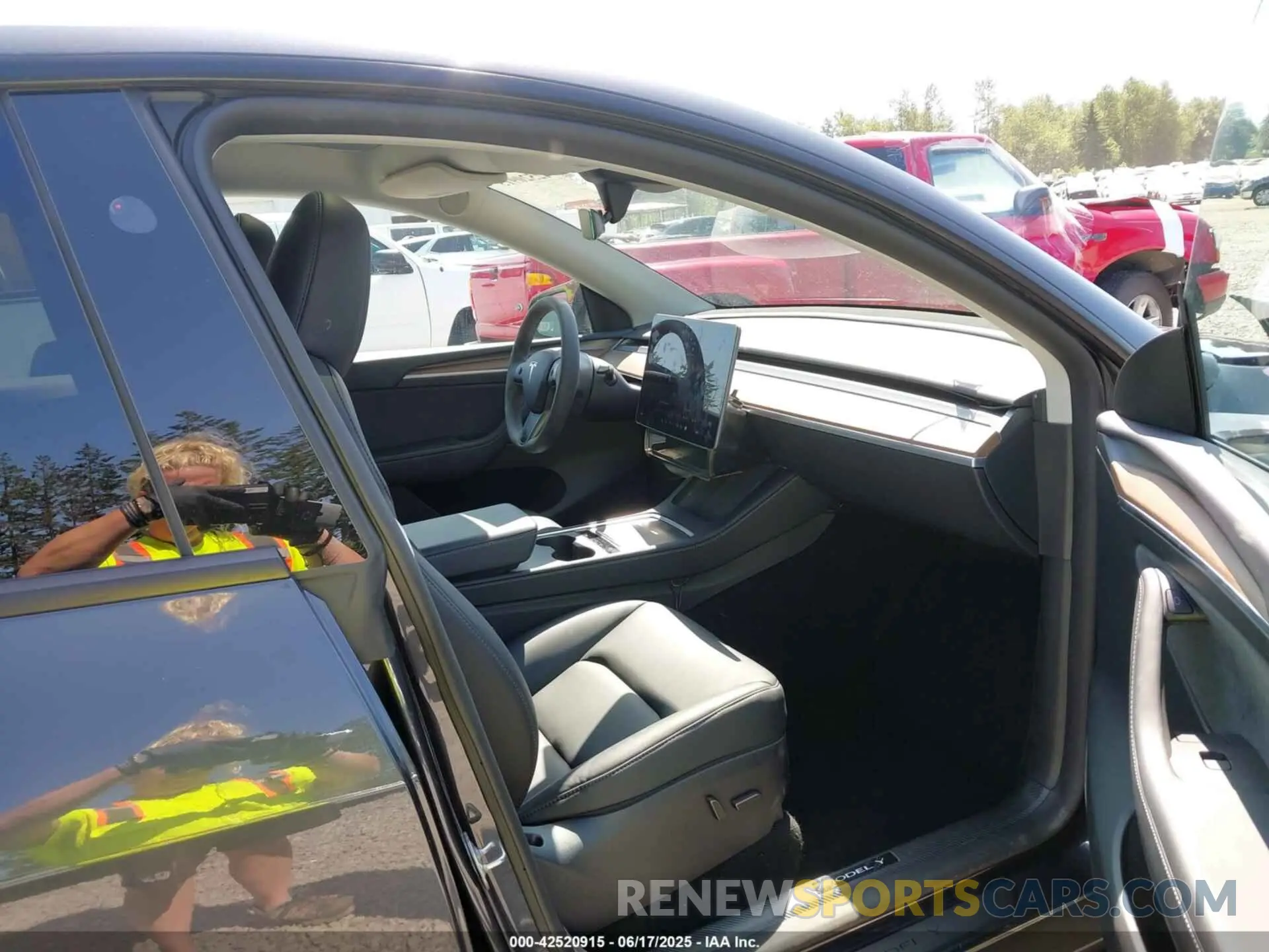 5 Photograph of a damaged car 7SAYGAEEXRF180212 TESLA MODEL Y 2024