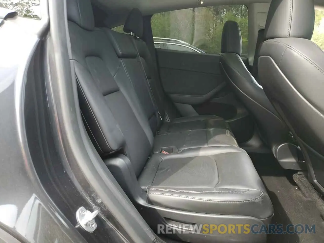 10 Photograph of a damaged car 7SAYGAEEXRF987104 TESLA MODEL Y 2024