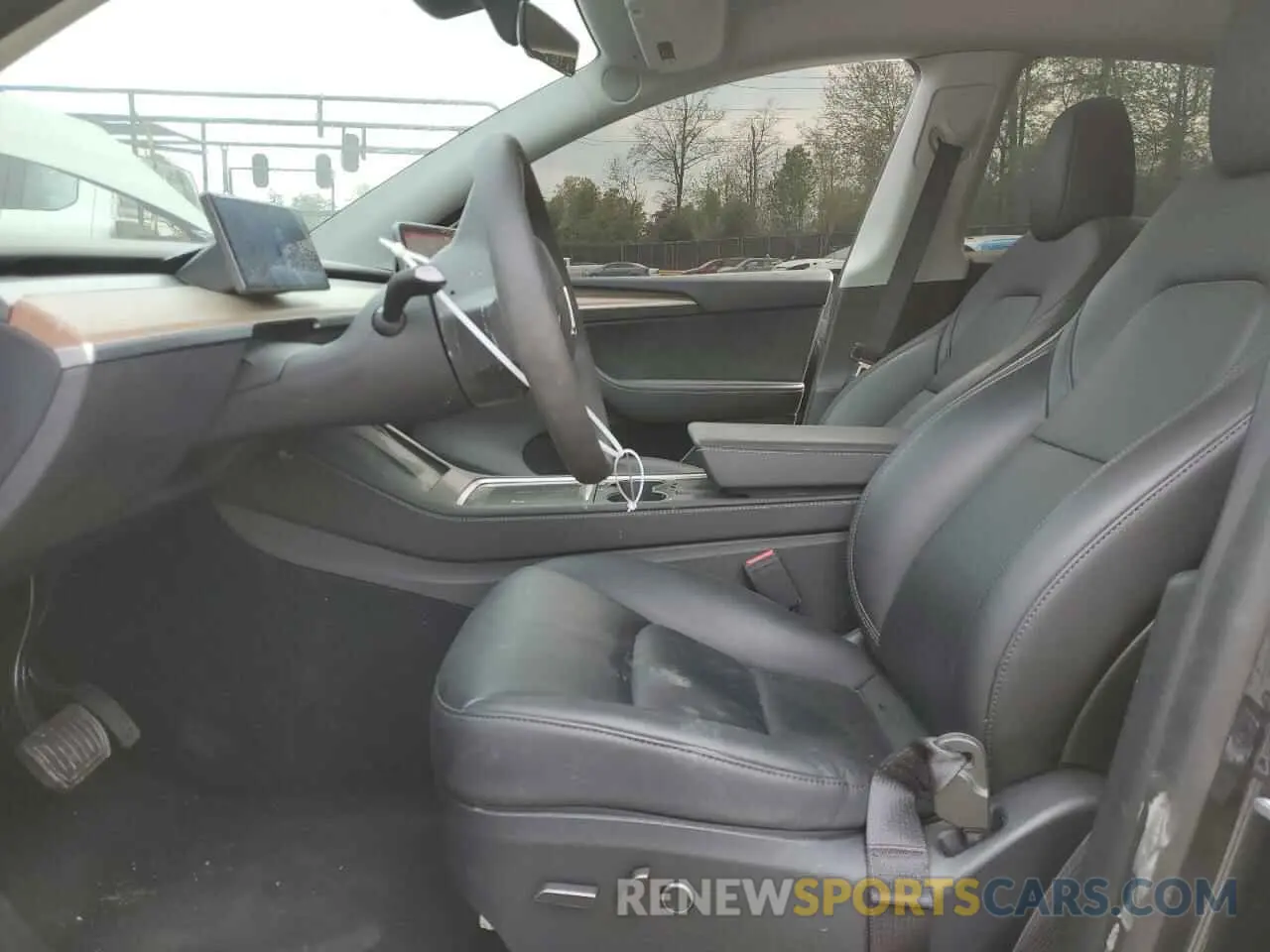 7 Photograph of a damaged car 7SAYGAEEXRF987104 TESLA MODEL Y 2024