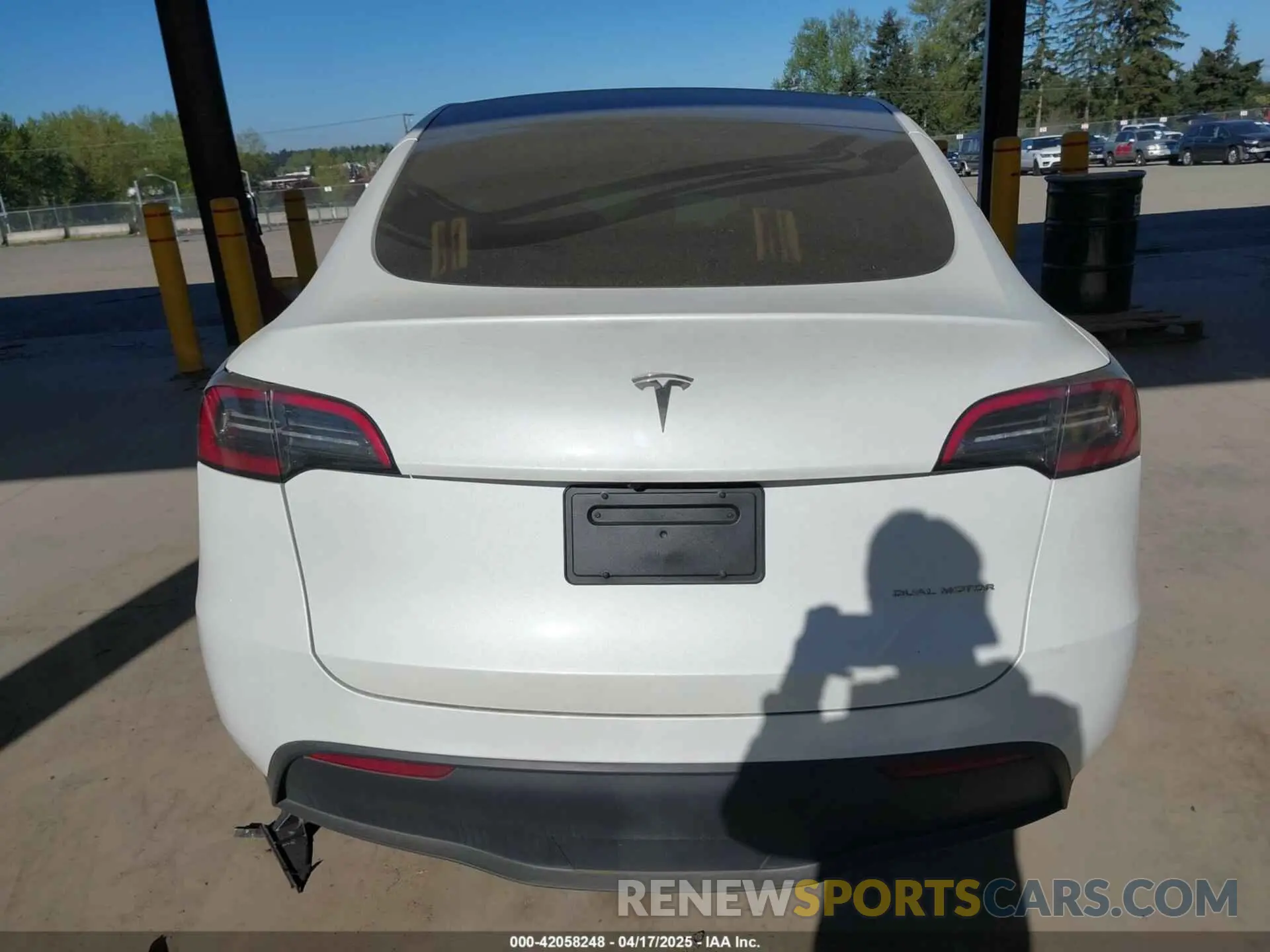 16 Photograph of a damaged car 7SAYGAEEXRF988561 TESLA MODEL Y 2024