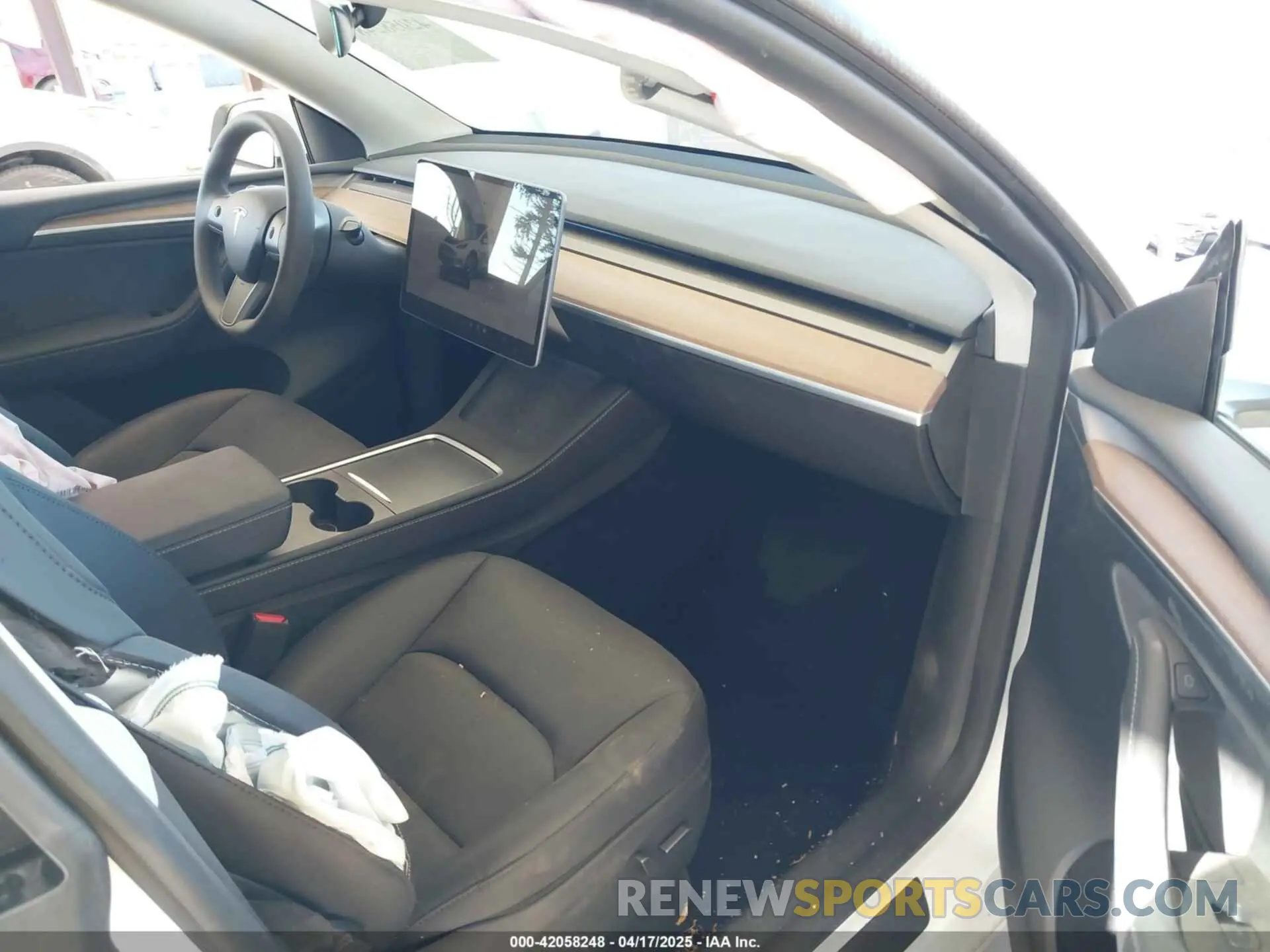 5 Photograph of a damaged car 7SAYGAEEXRF988561 TESLA MODEL Y 2024