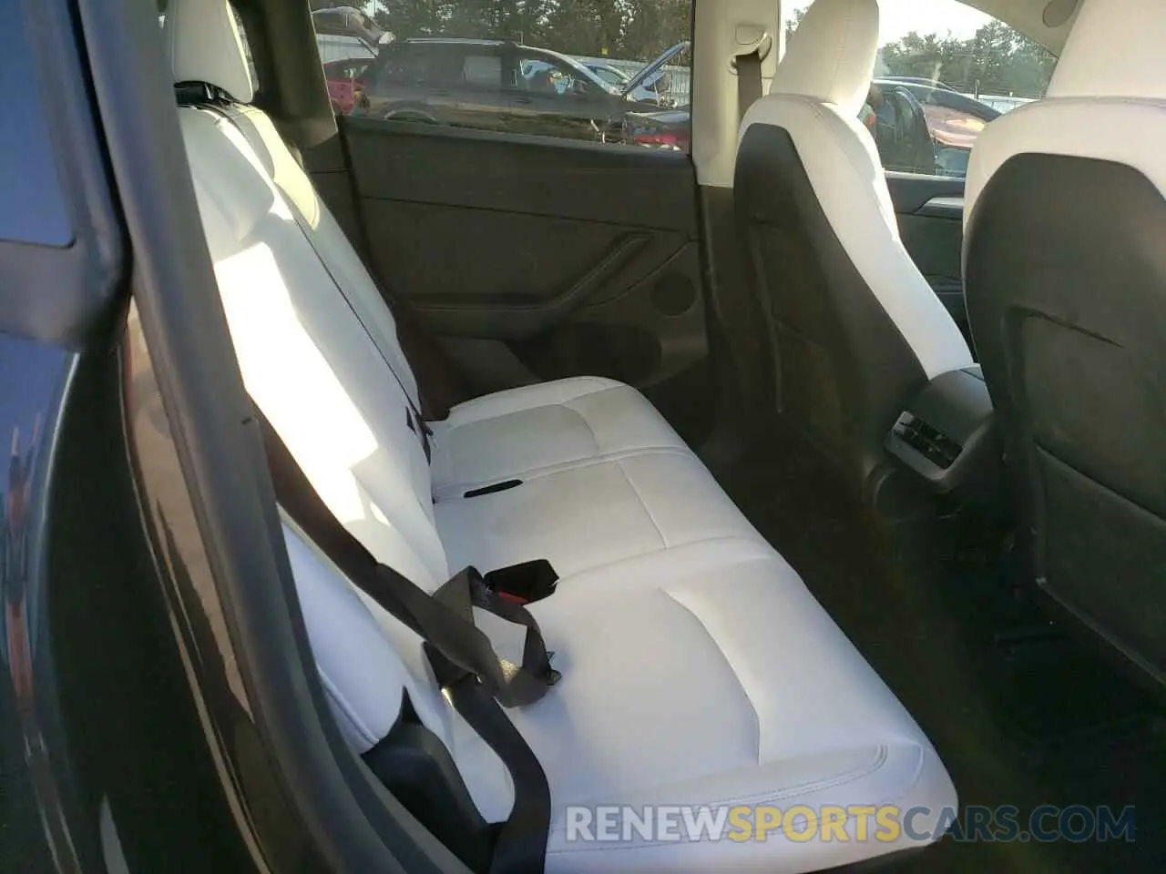 10 Photograph of a damaged car 7SAYGAEEXRF991797 TESLA MODEL Y 2024