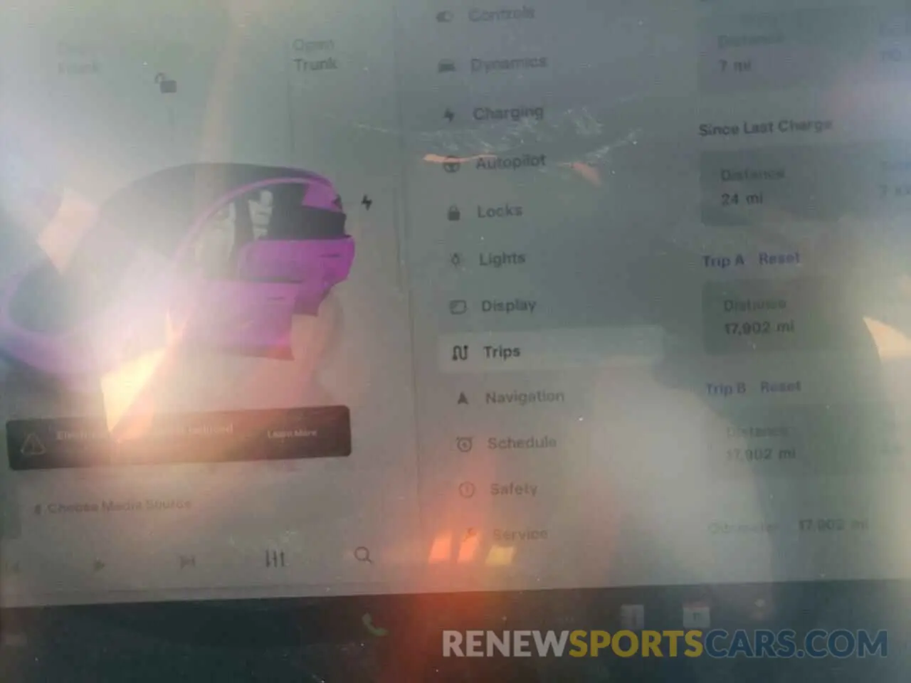 9 Photograph of a damaged car 7SAYGAEEXRF991797 TESLA MODEL Y 2024