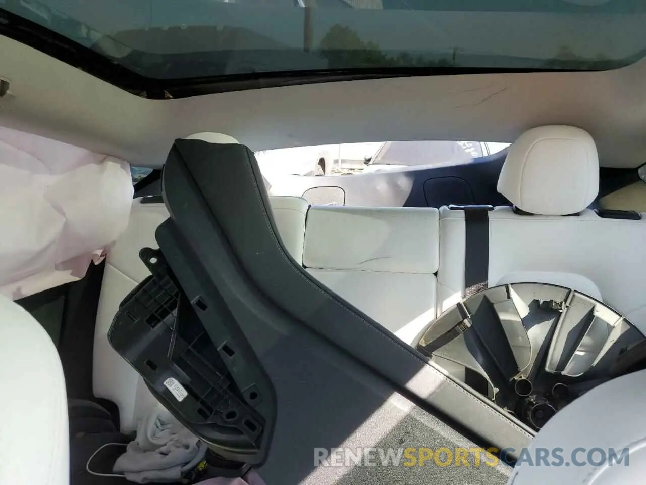 10 Photograph of a damaged car 7SAYGAEEXRF994330 TESLA MODEL Y 2024