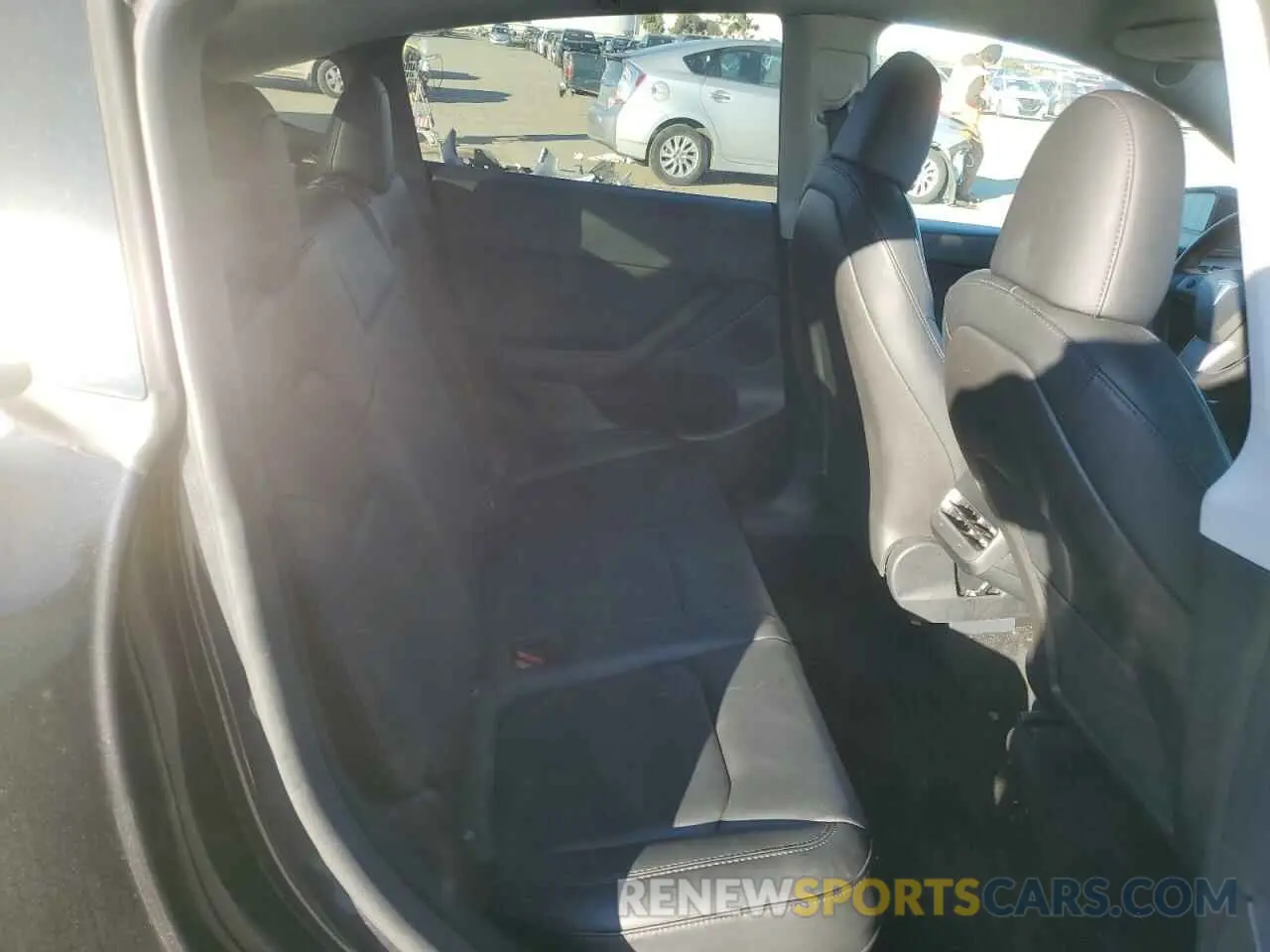 10 Photograph of a damaged car 7SAYGDED0RF040677 TESLA MODEL Y 2024