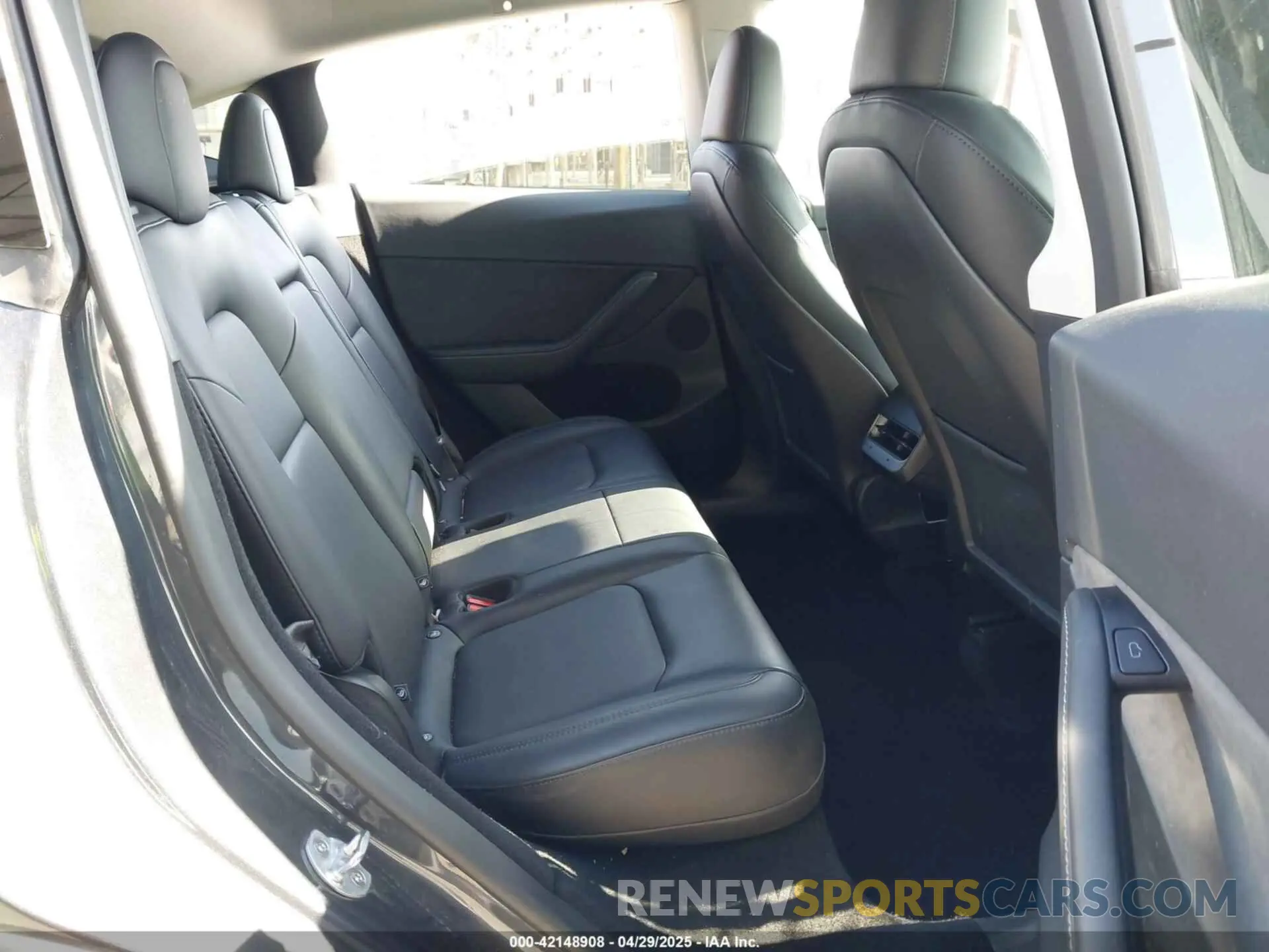 8 Photograph of a damaged car 7SAYGDED0RF197366 TESLA MODEL Y 2024