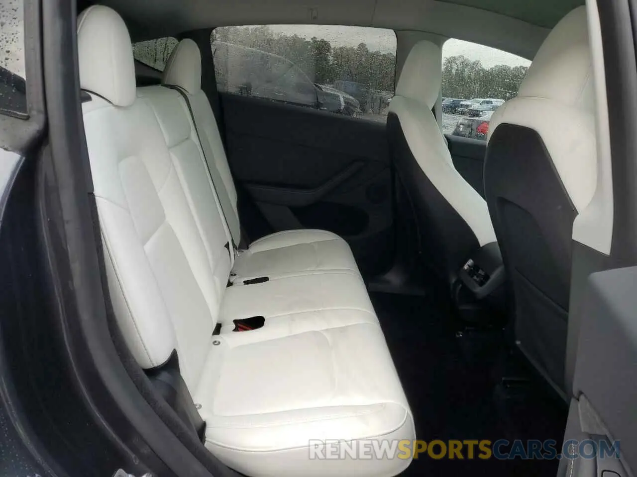 10 Photograph of a damaged car 7SAYGDED1RA303983 TESLA MODEL Y 2024