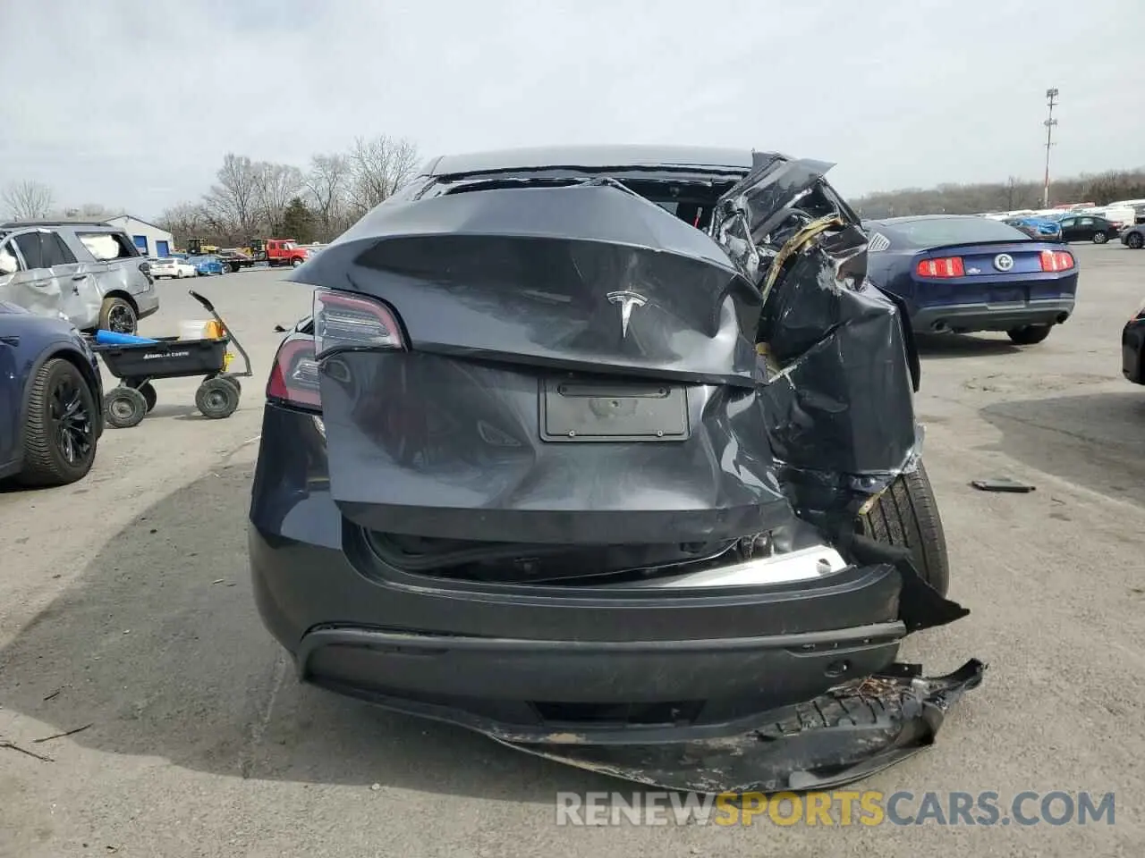 6 Photograph of a damaged car 7SAYGDED1RF003640 TESLA MODEL Y 2024