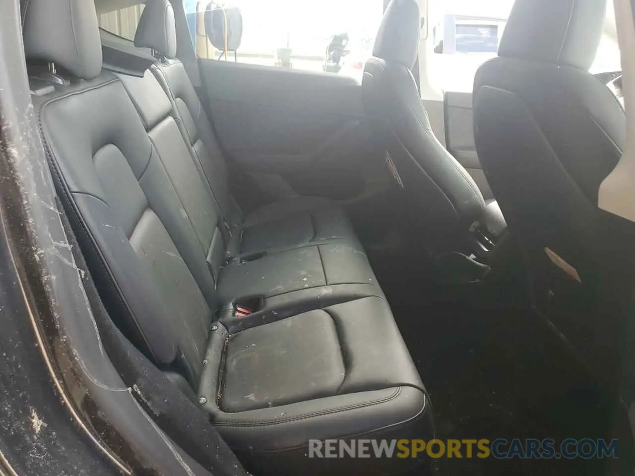 10 Photograph of a damaged car 7SAYGDED1RF005050 TESLA MODEL Y 2024