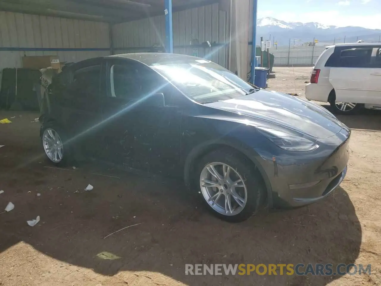 4 Photograph of a damaged car 7SAYGDED1RF005050 TESLA MODEL Y 2024