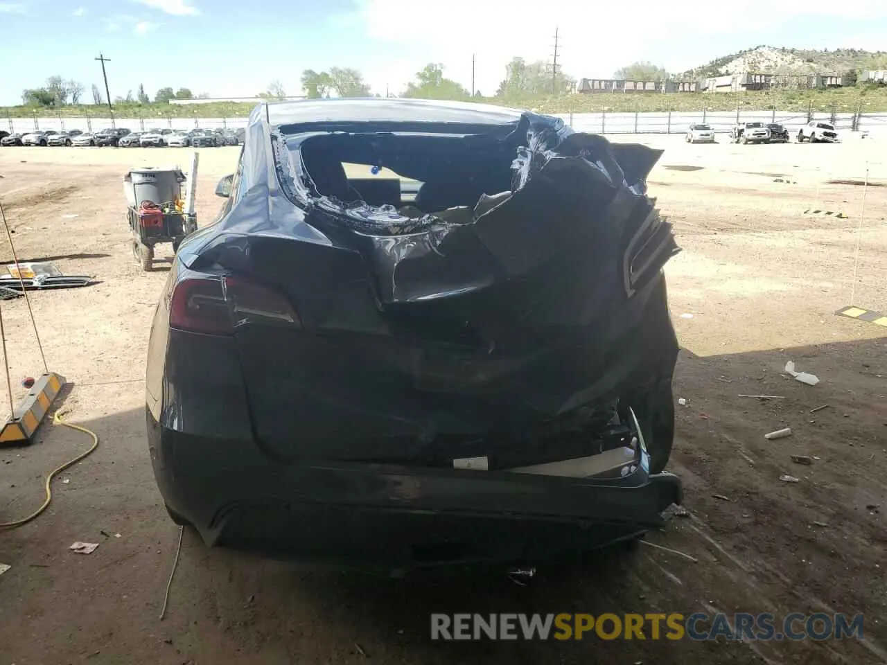 6 Photograph of a damaged car 7SAYGDED1RF005050 TESLA MODEL Y 2024