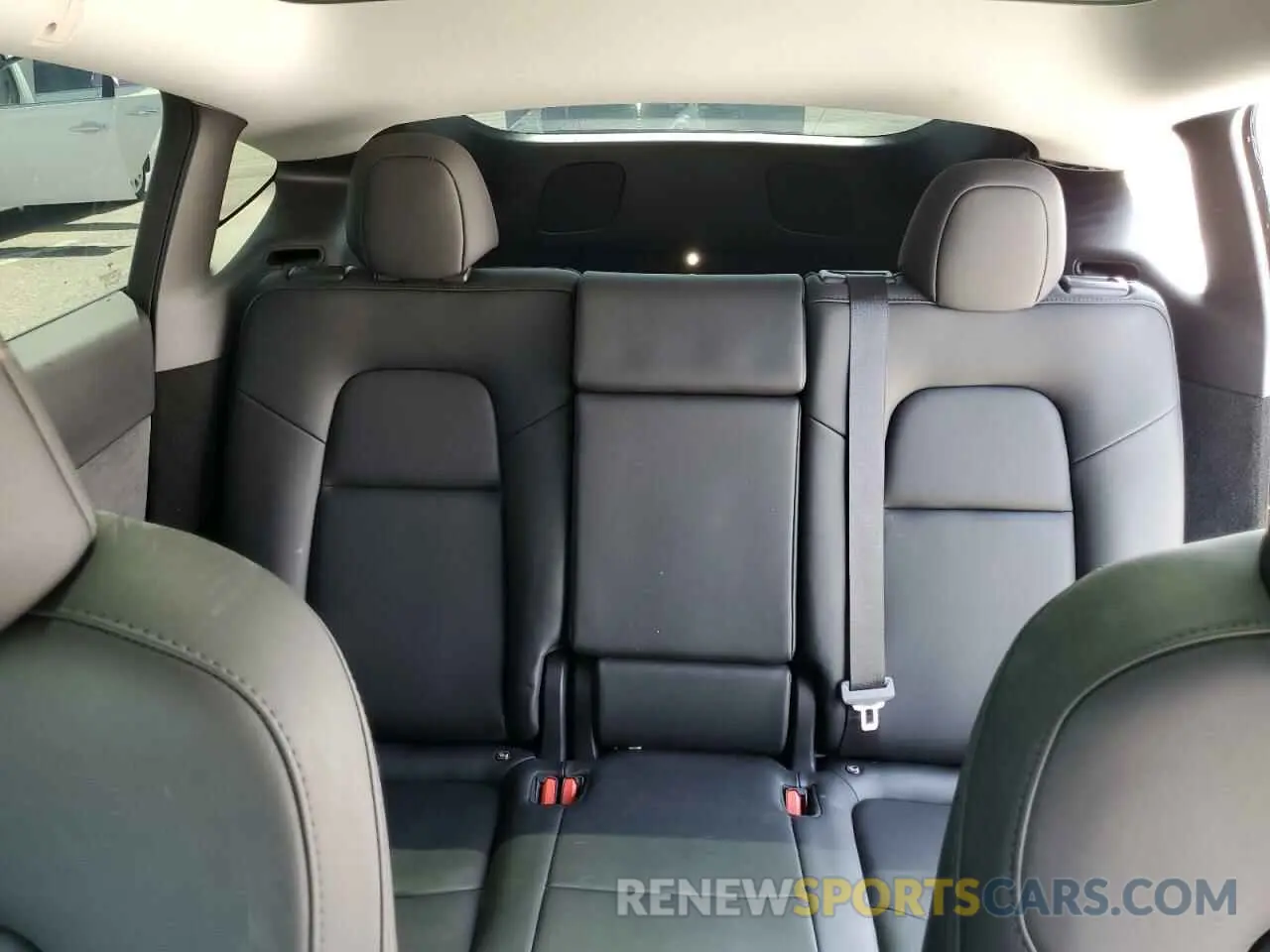 10 Photograph of a damaged car 7SAYGDED1RF046035 TESLA MODEL Y 2024