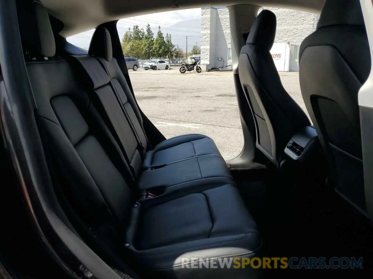 11 Photograph of a damaged car 7SAYGDED1RF046035 TESLA MODEL Y 2024