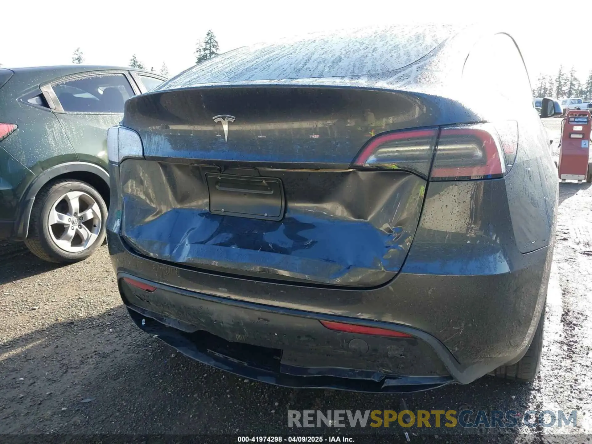 6 Photograph of a damaged car 7SAYGDED1RF056306 TESLA MODEL Y 2024