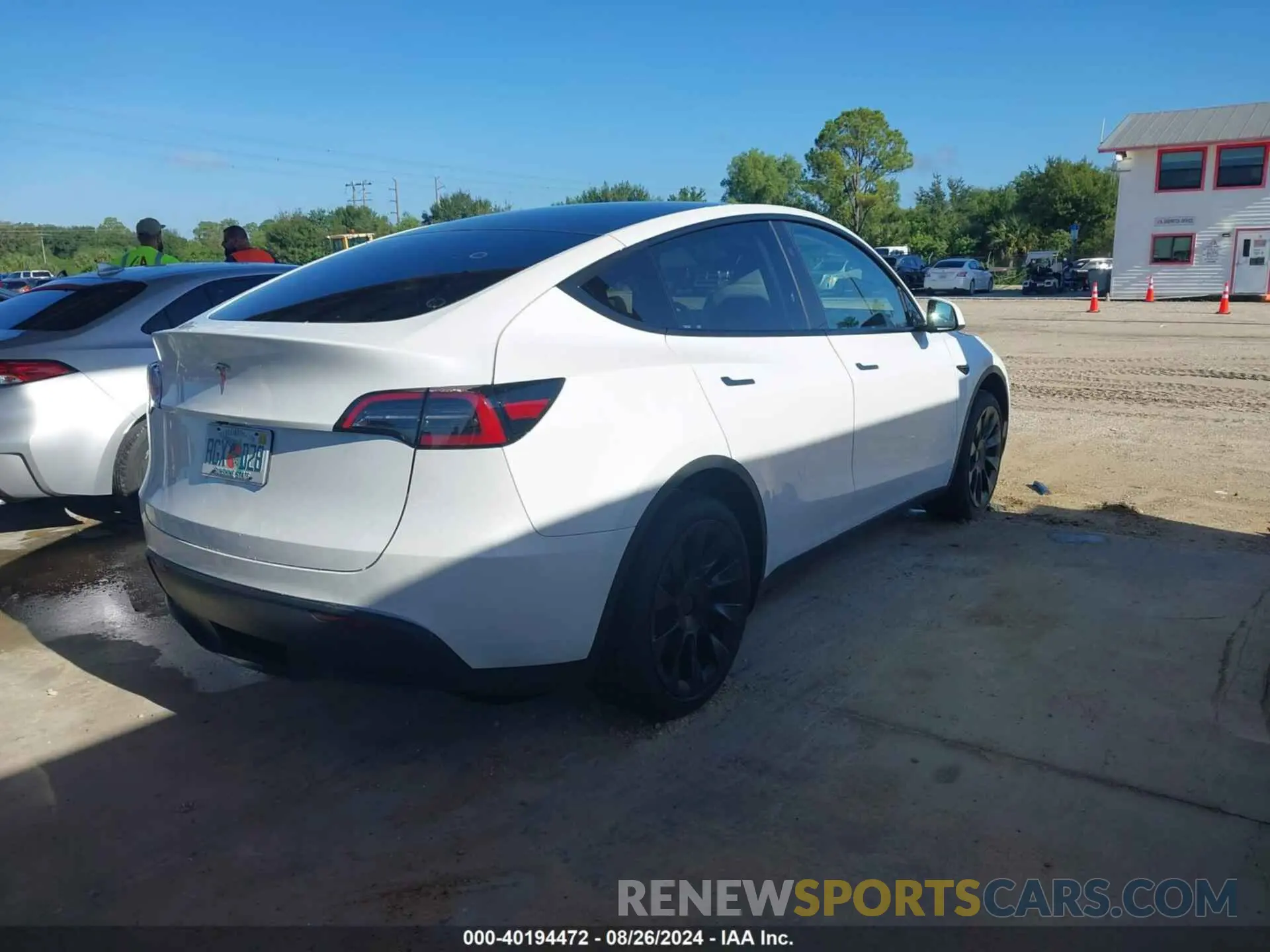 4 Photograph of a damaged car 7SAYGDED1RF094604 TESLA MODEL Y 2024