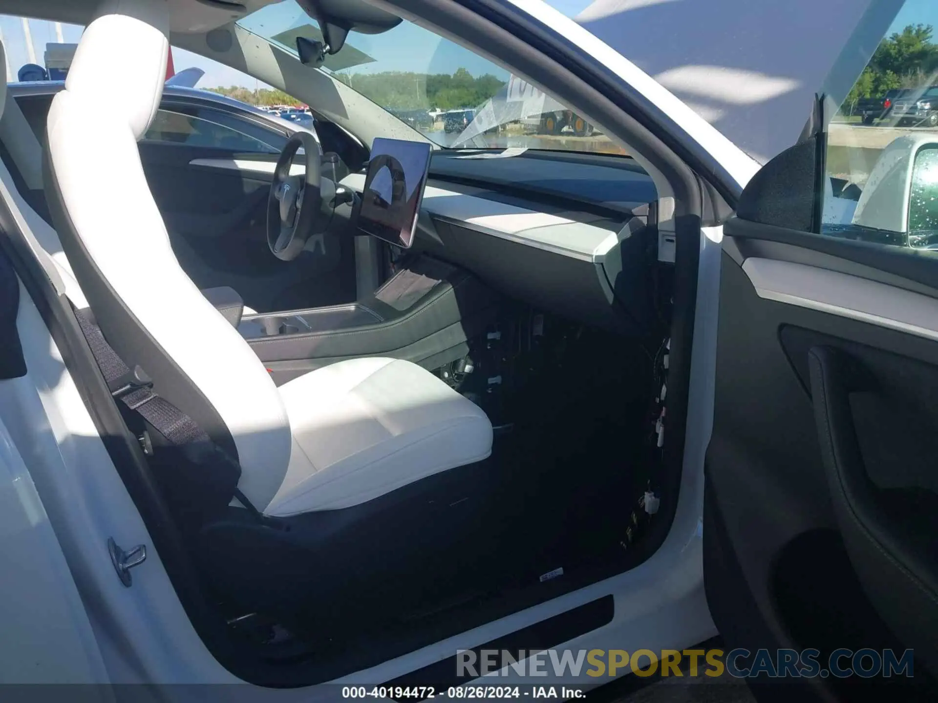 5 Photograph of a damaged car 7SAYGDED1RF094604 TESLA MODEL Y 2024