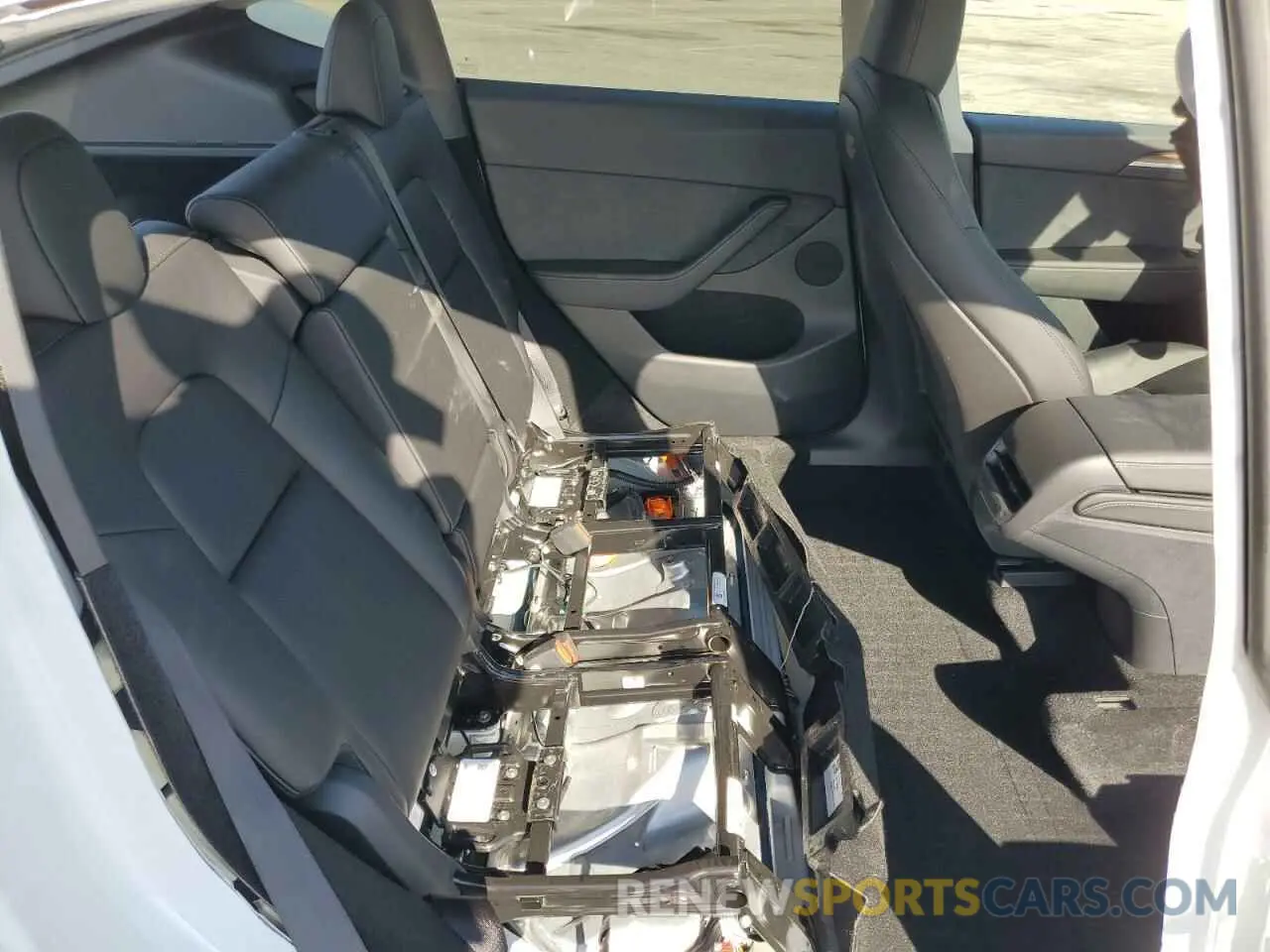 10 Photograph of a damaged car 7SAYGDED1RF108999 TESLA MODEL Y 2024