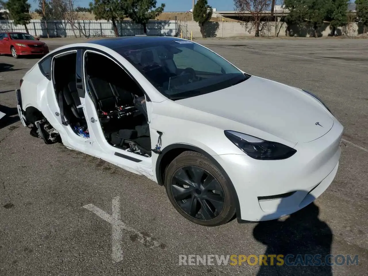 4 Photograph of a damaged car 7SAYGDED1RF108999 TESLA MODEL Y 2024