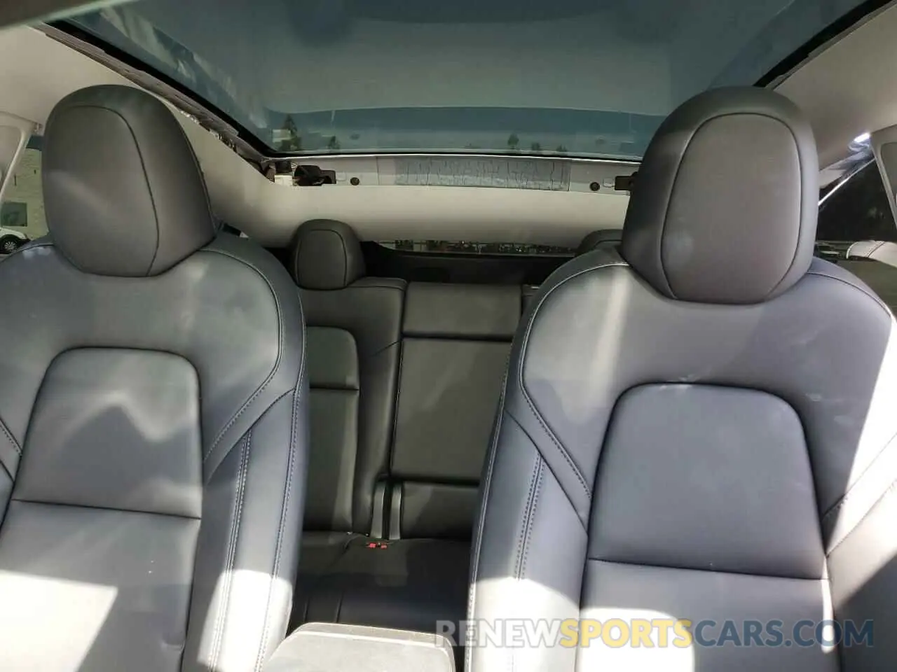 10 Photograph of a damaged car 7SAYGDED1RF115290 TESLA MODEL Y 2024