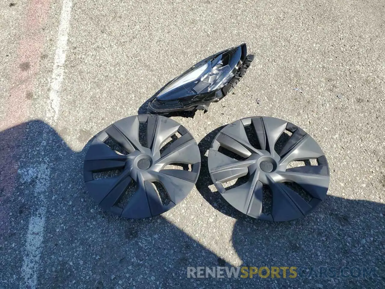 15 Photograph of a damaged car 7SAYGDED1RF115290 TESLA MODEL Y 2024