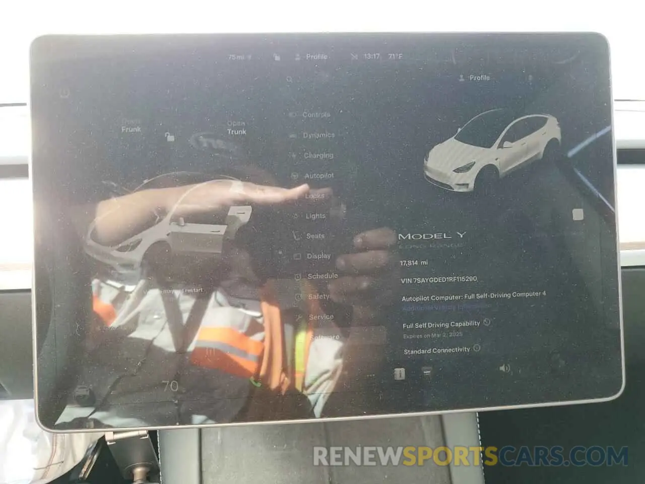 9 Photograph of a damaged car 7SAYGDED1RF115290 TESLA MODEL Y 2024