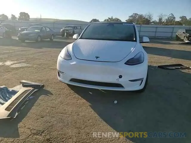 11 Photograph of a damaged car 7SAYGDED1RF154851 TESLA MODEL Y 2024
